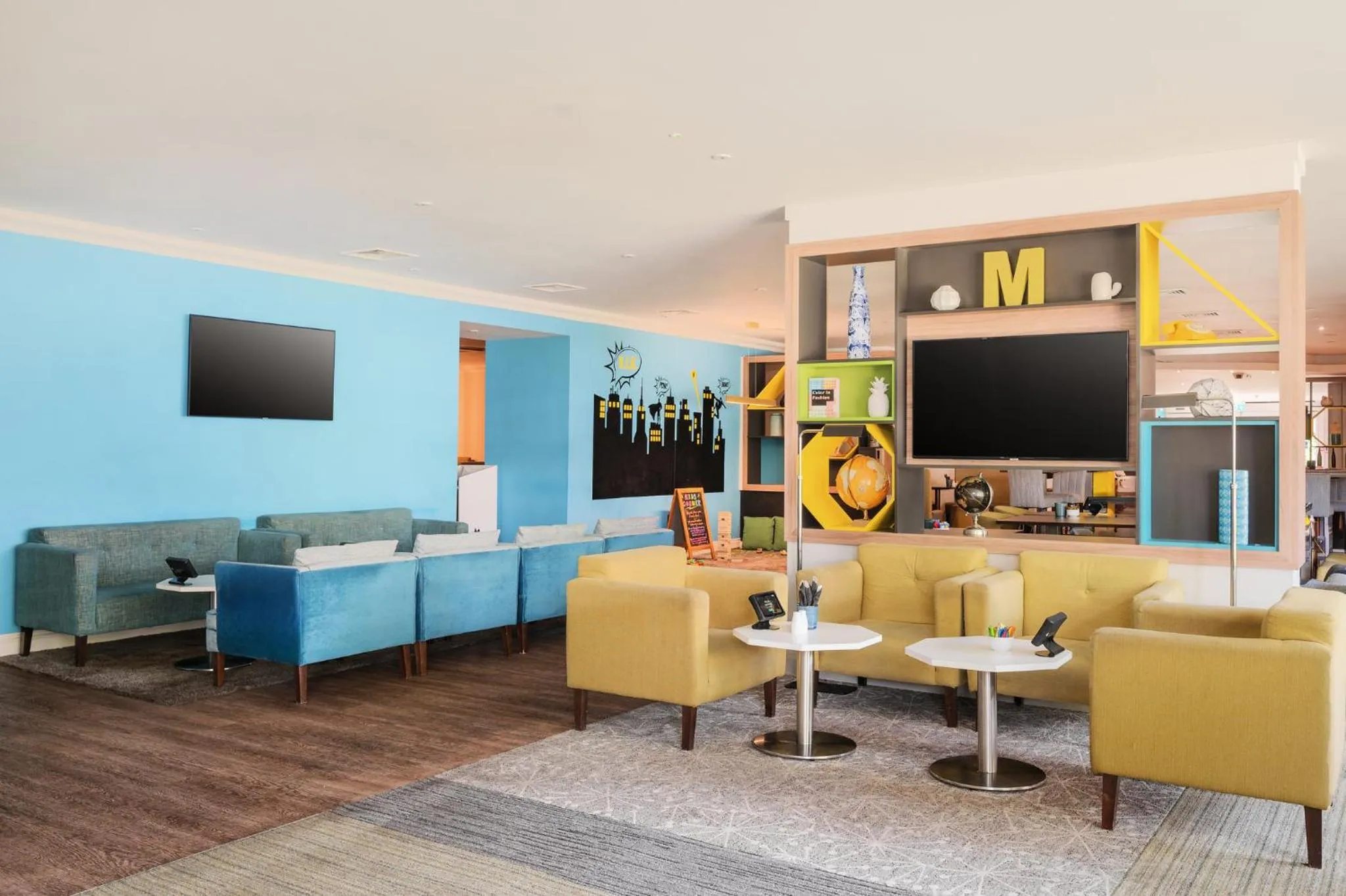 Lounge or bar in Holiday Inn Birmingham M6, Jct7 by IHG