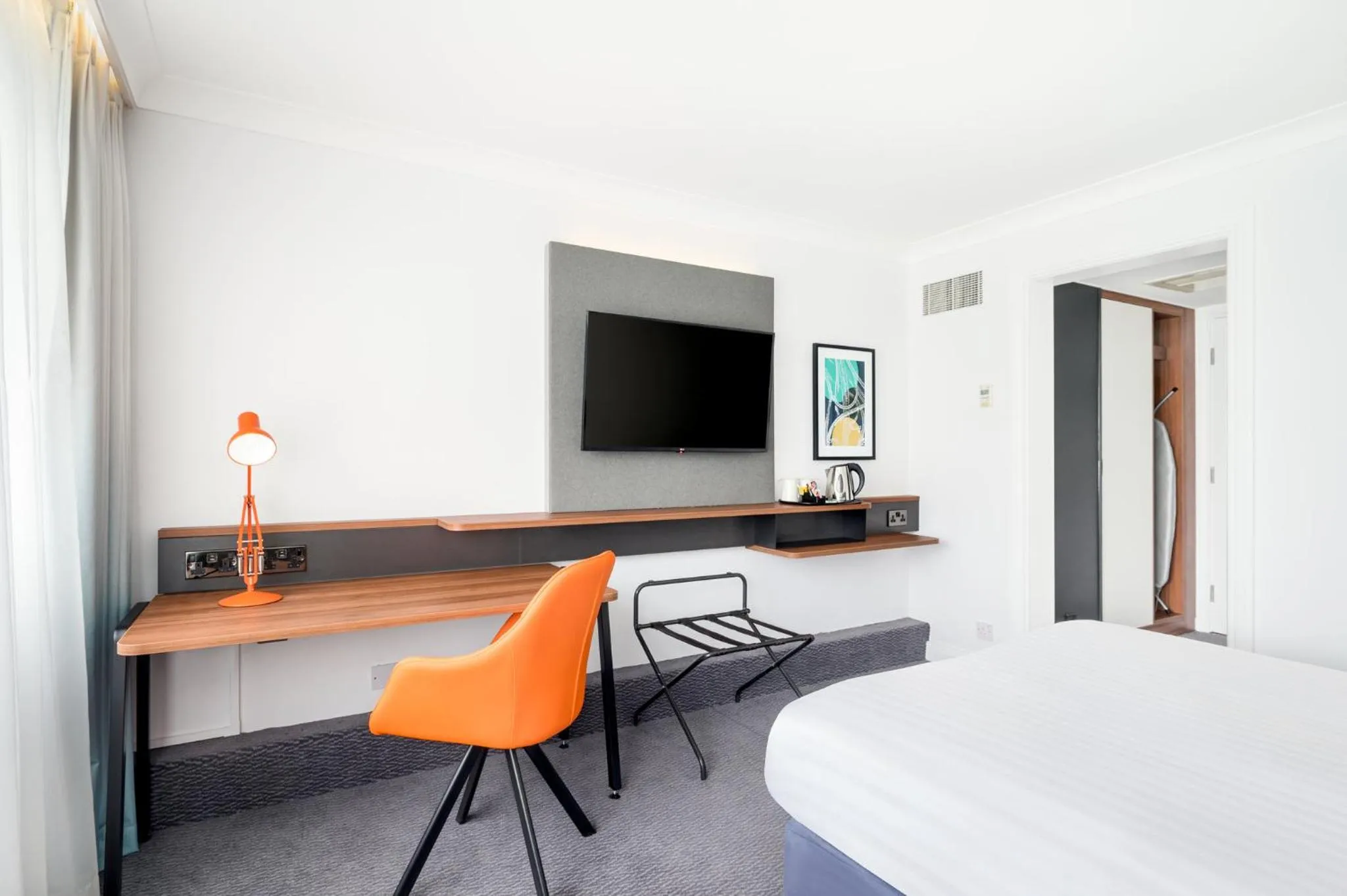 Photo of the whole room, Bed in Holiday Inn Birmingham M6, Jct7 by IHG