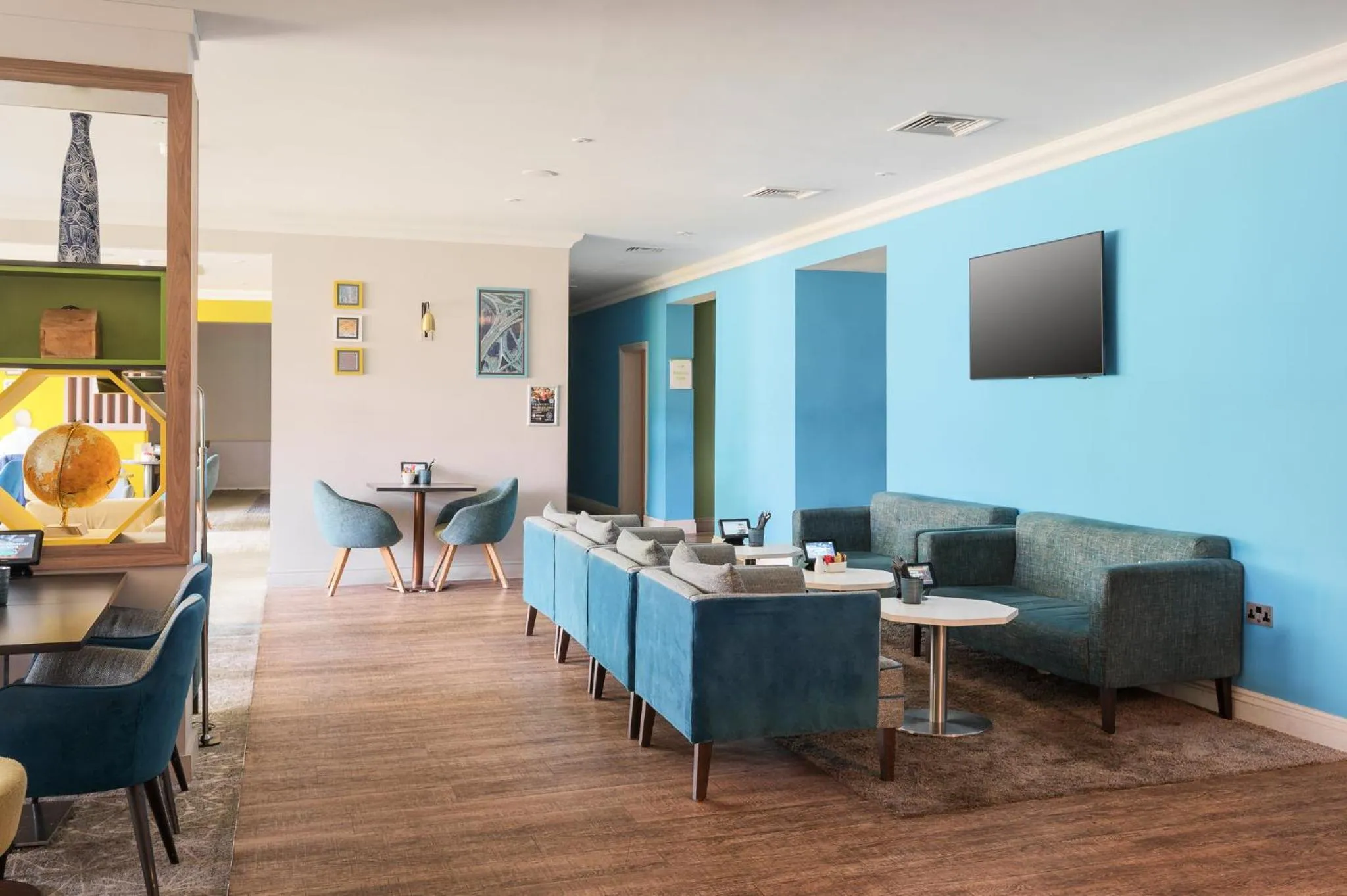 Lounge or bar in Holiday Inn Birmingham M6, Jct7 by IHG