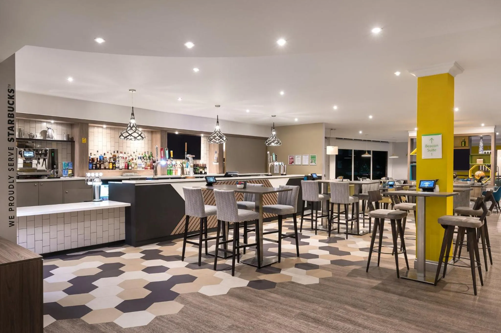 Lounge or bar in Holiday Inn Birmingham M6, Jct7 by IHG