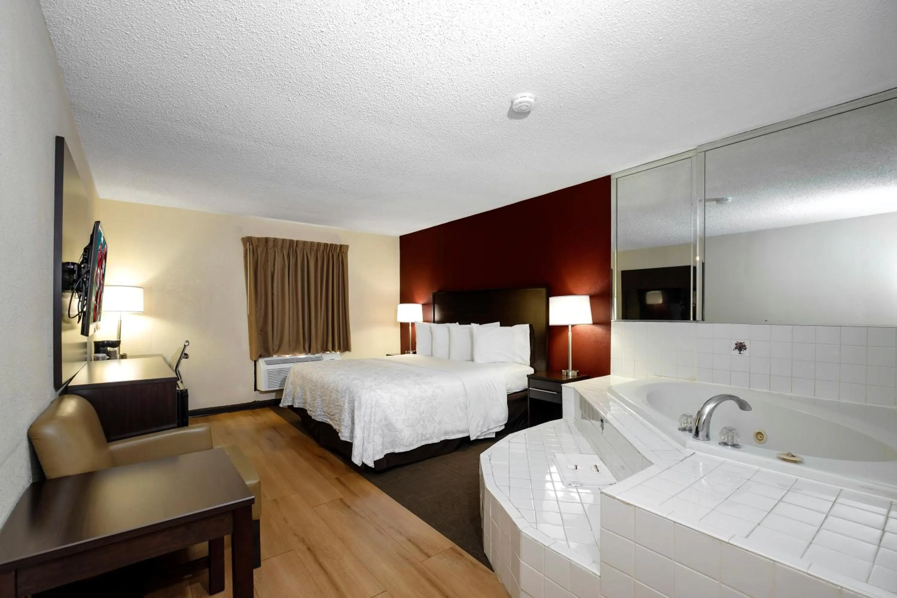 Photo of the whole room, Bed in Red Roof Inn PLUS+ & Suites Opelika