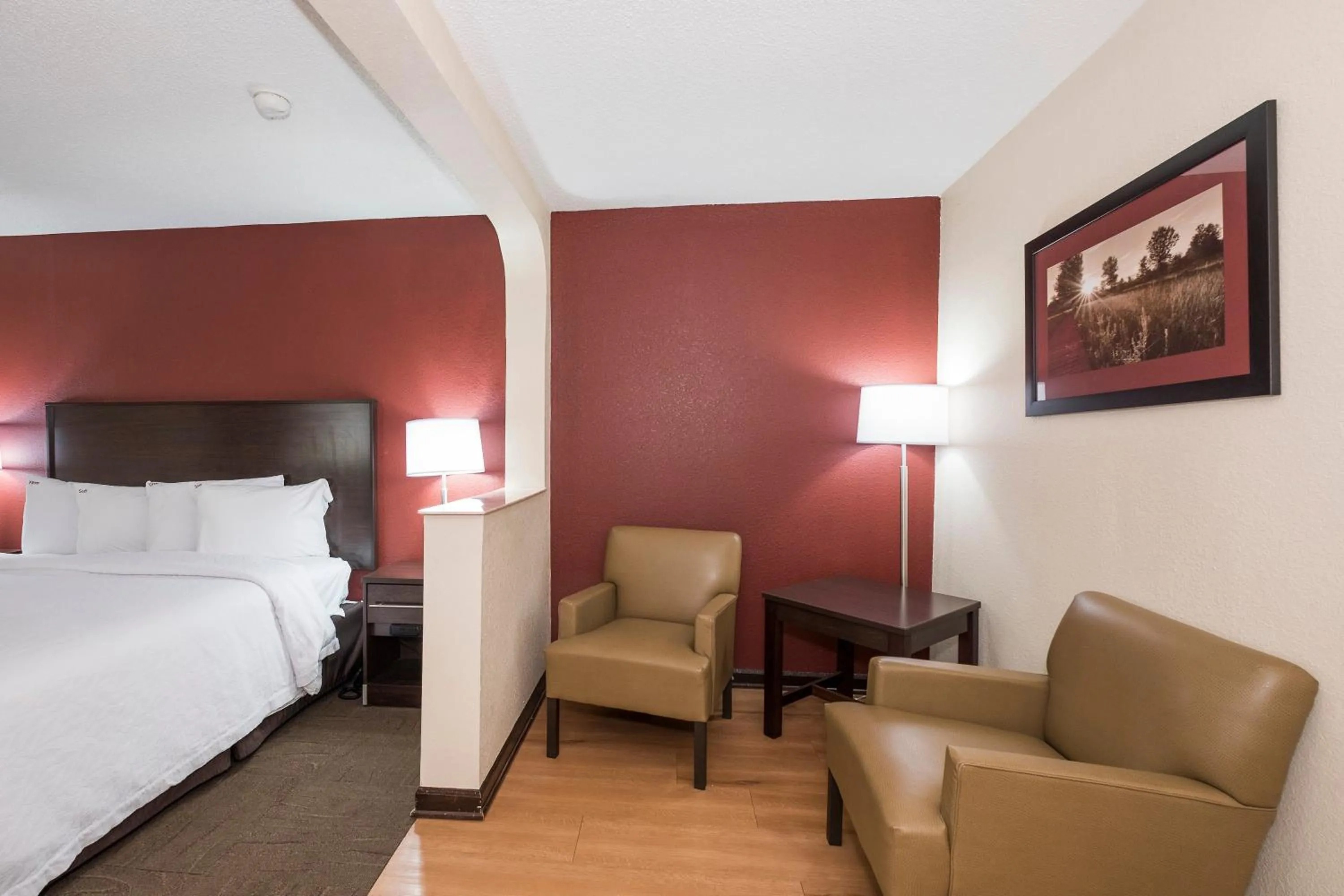 Photo of the whole room, Bed in Red Roof Inn PLUS+ & Suites Opelika