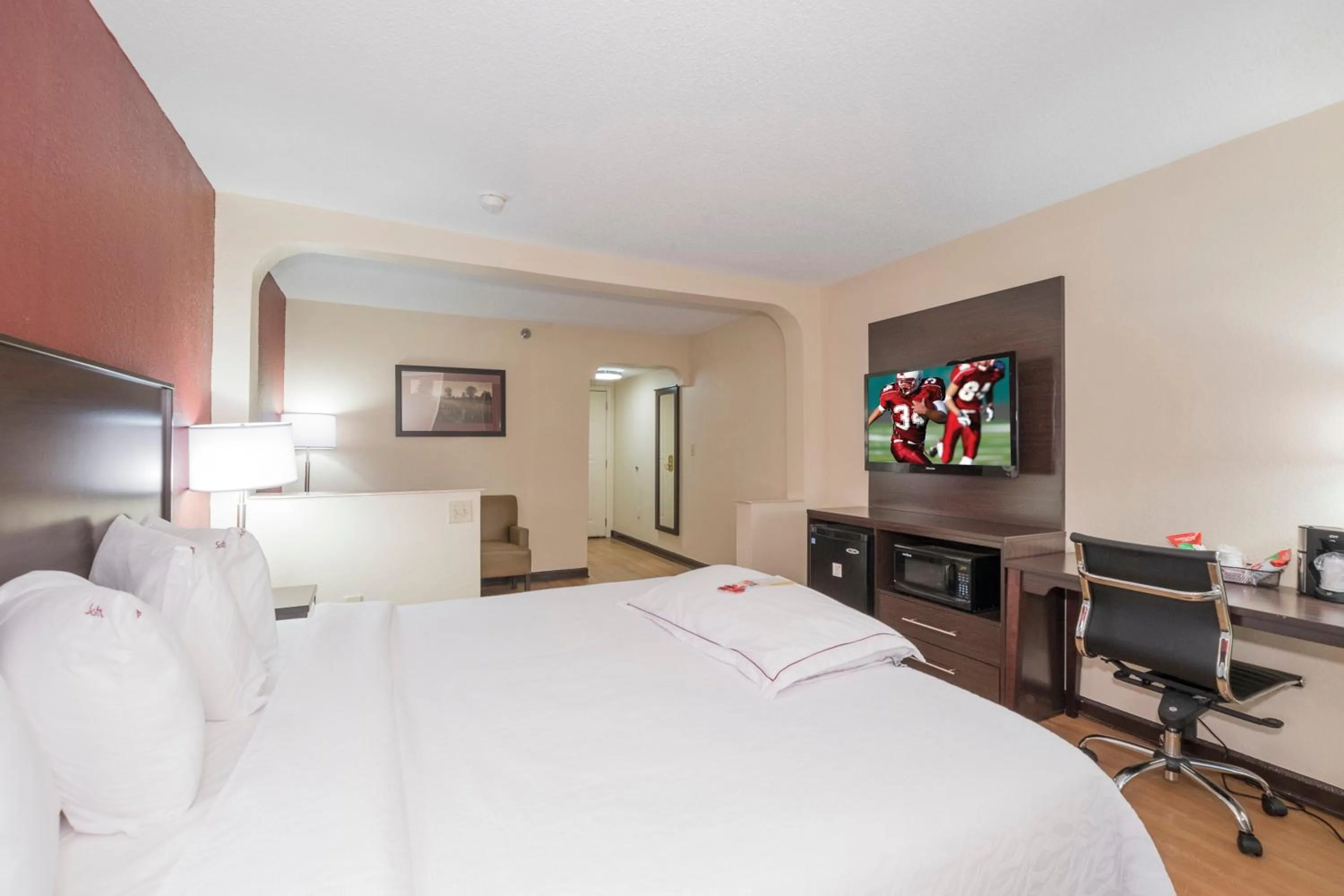 Photo of the whole room, Bed in Red Roof Inn PLUS+ & Suites Opelika