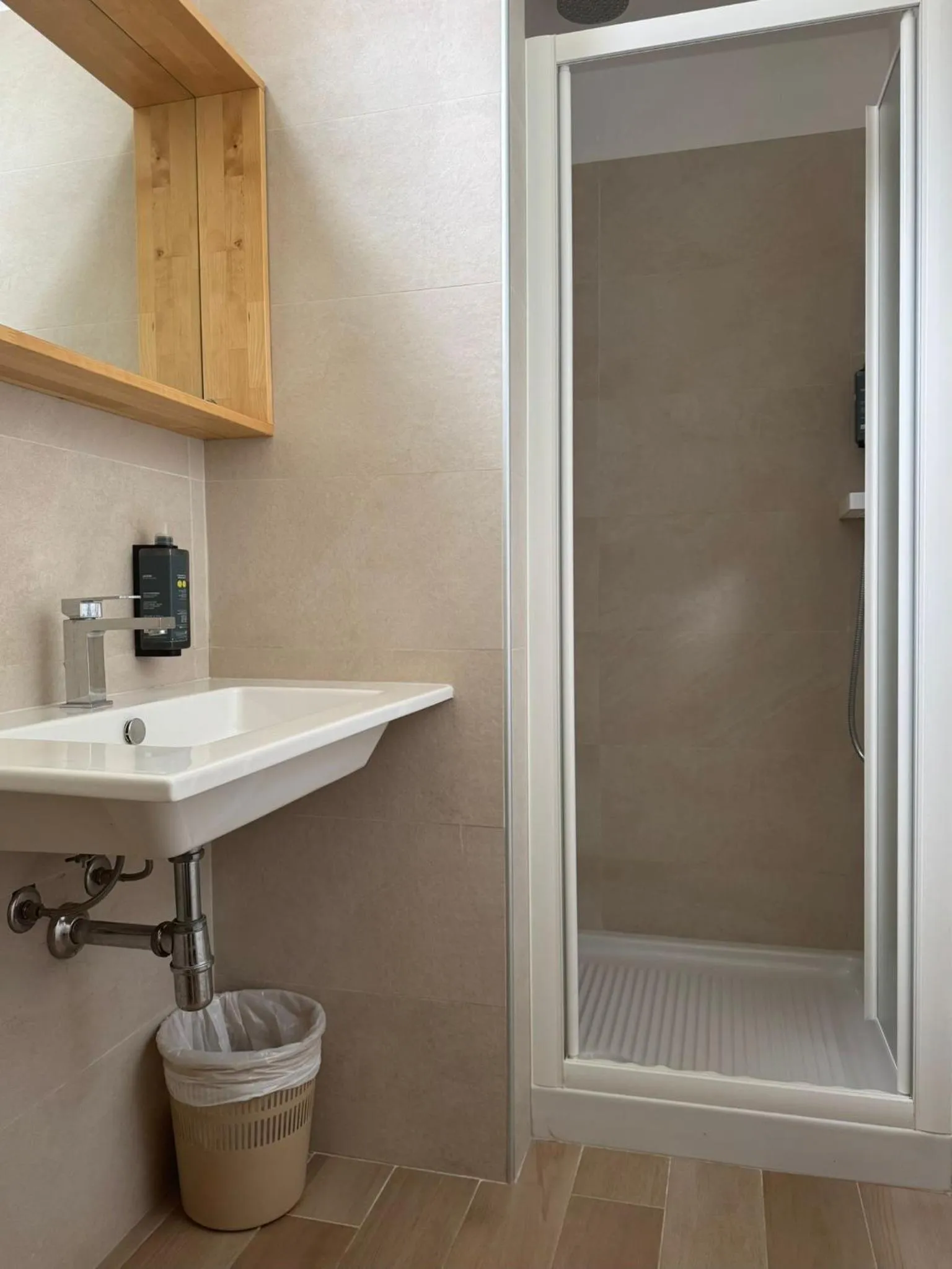 Shower in Hotel Eureka