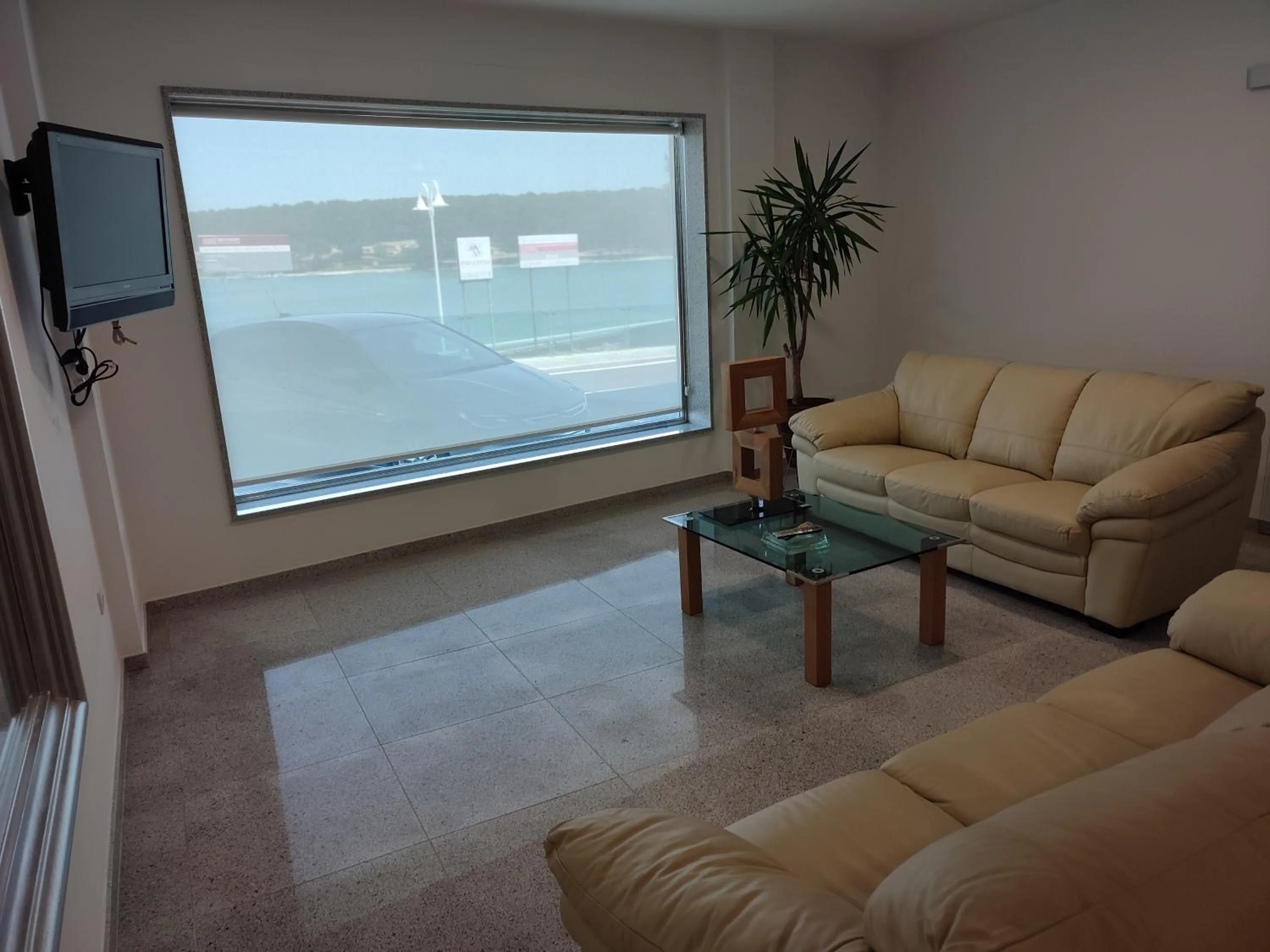 Communal lounge/ TV room in Hotel Brisa del Mar