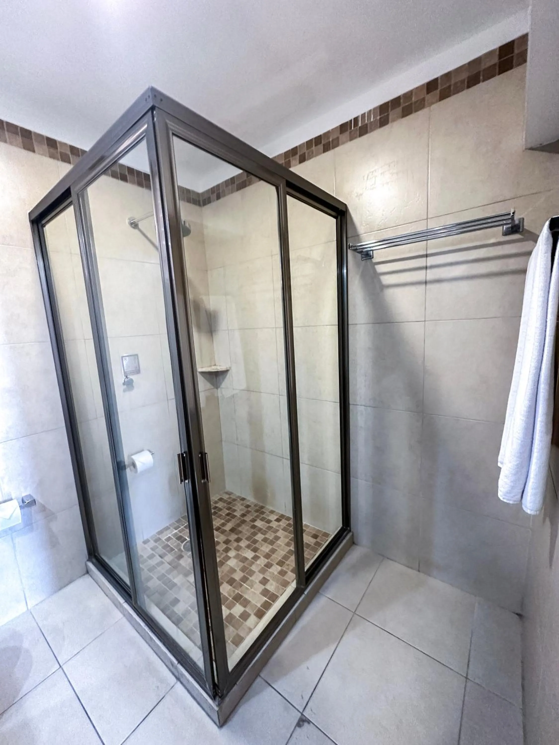Shower in Best Western Posada Chahue