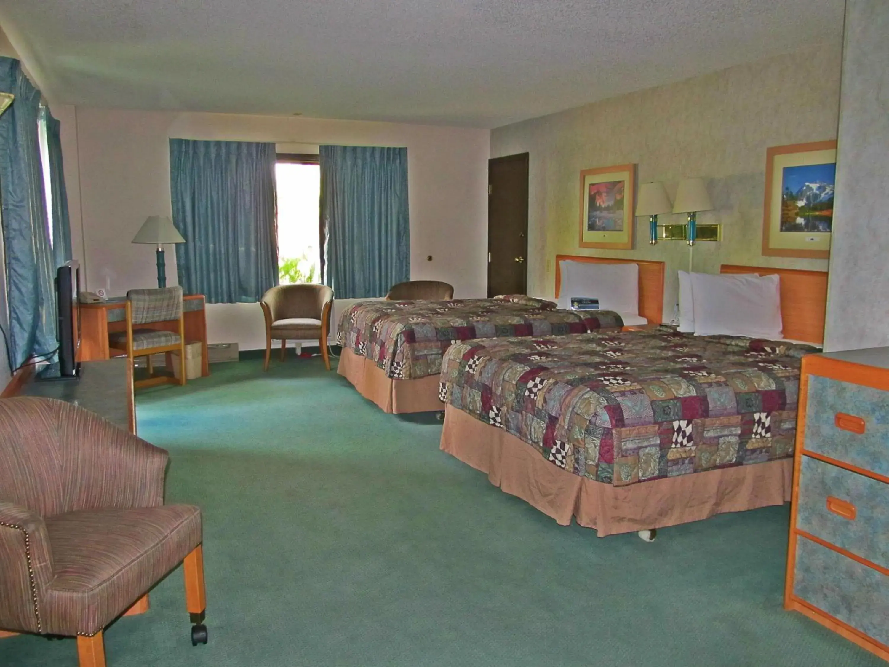Deluxe Queen Room with Two Queen Beds - Disability Access - Non-Smoking in Travelodge by Wyndham Kalispell Deluxe Queen Room with Two Queen Beds - Disability Access - Non-Smoking in Travelodge by Wyndham Kalispell