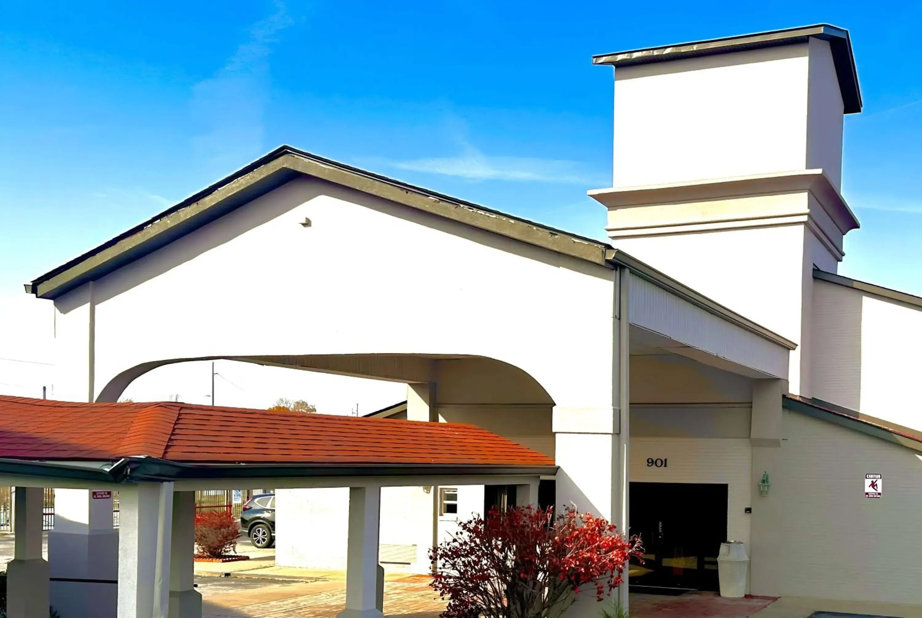 Property building in Ramada by Wyndham Columbia Property building in Ramada by Wyndham Columbia