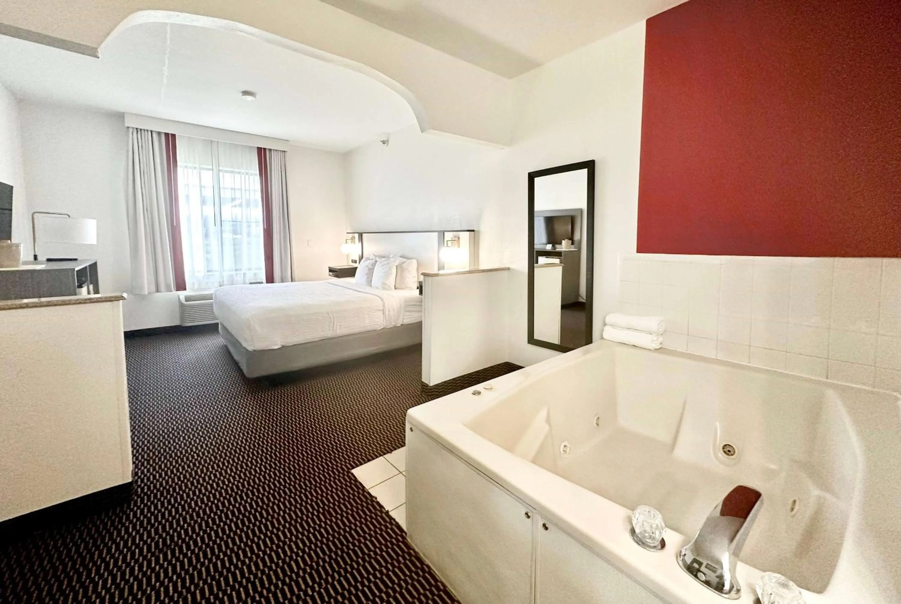 Photo of the whole room, Bed in Ramada by Wyndham Columbia