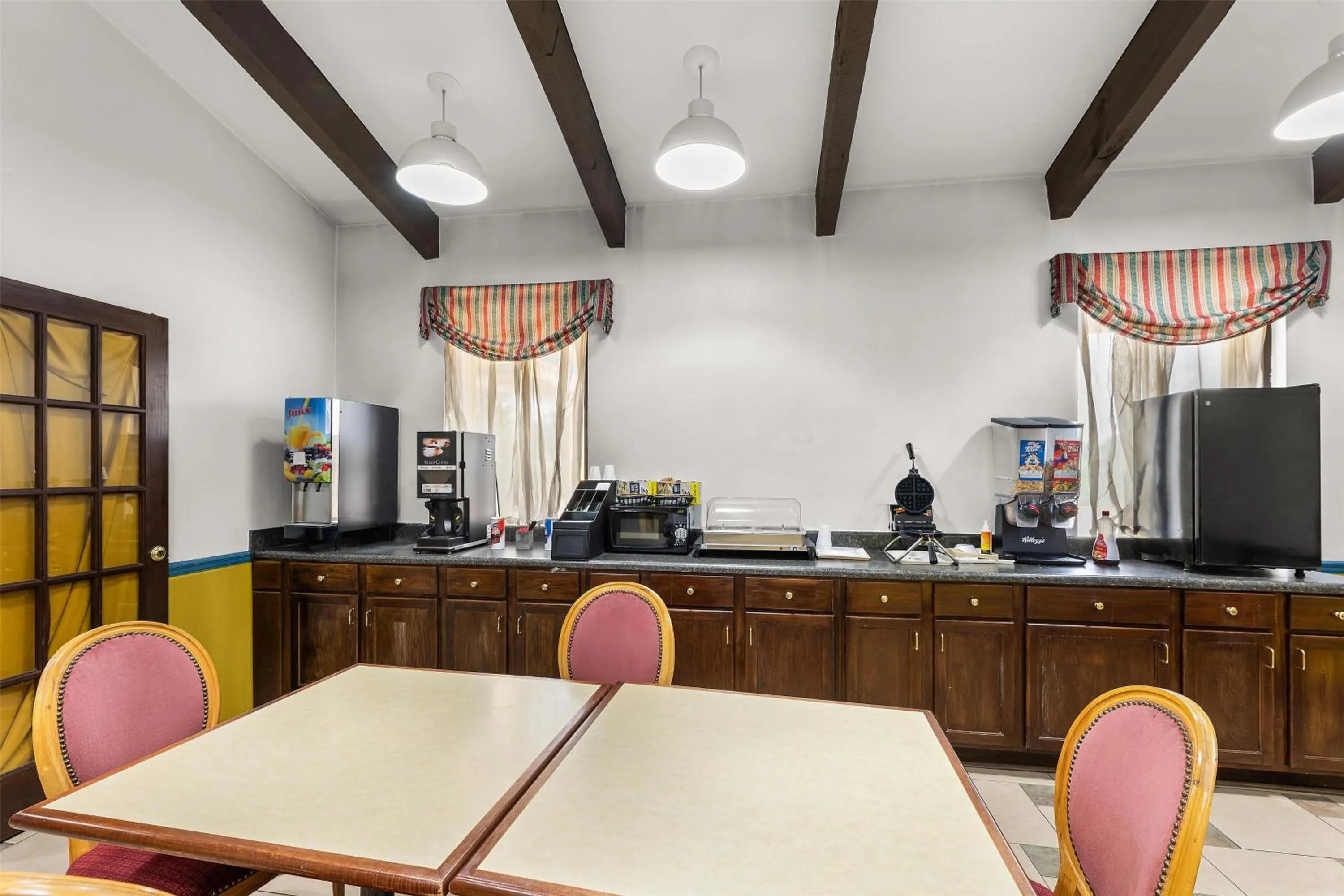 Kitchen or kitchenette in America's Best Value Inn and Suites