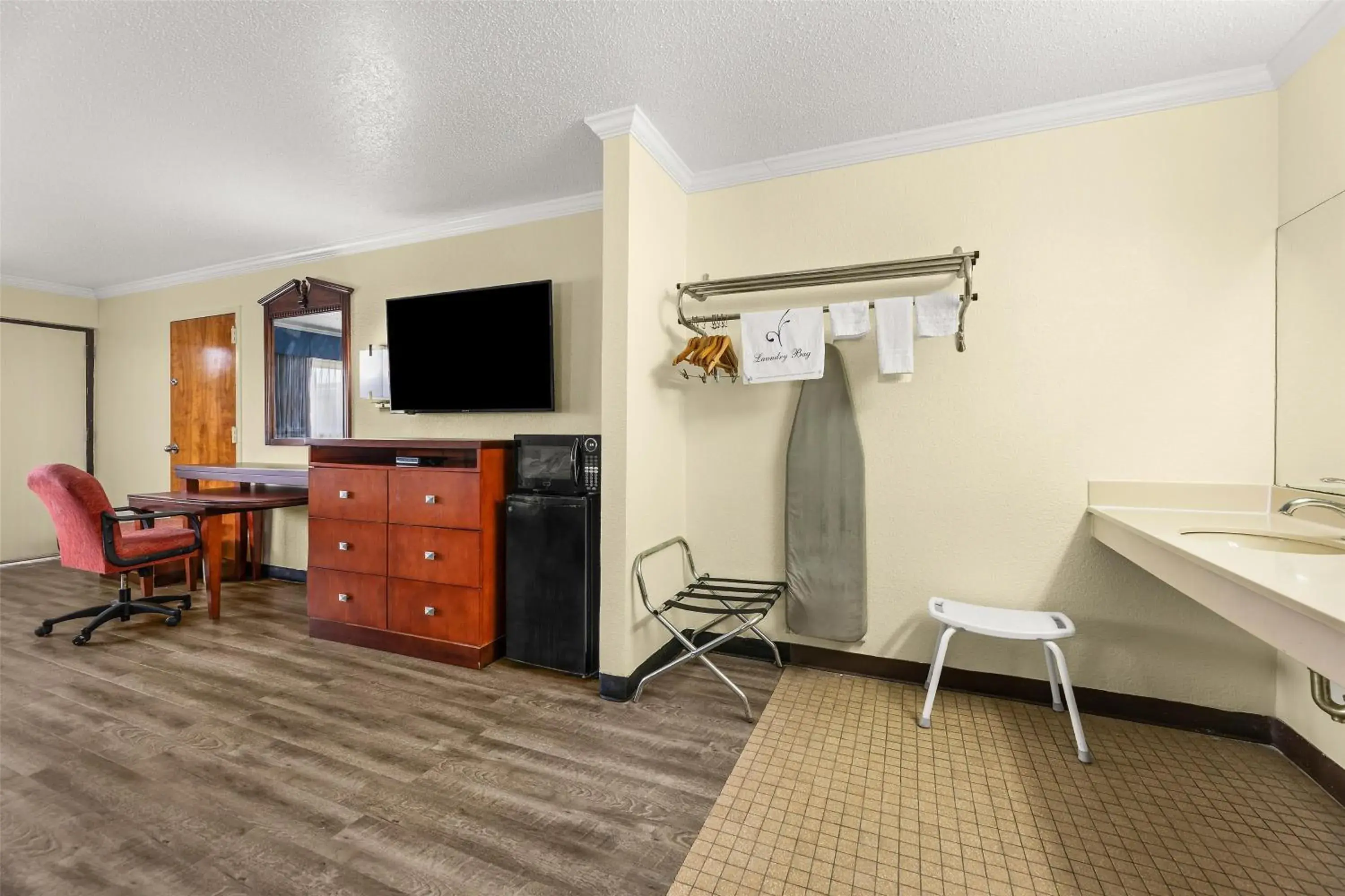 Bed in America's Best Value Inn and Suites Bed in America's Best Value Inn and Suites