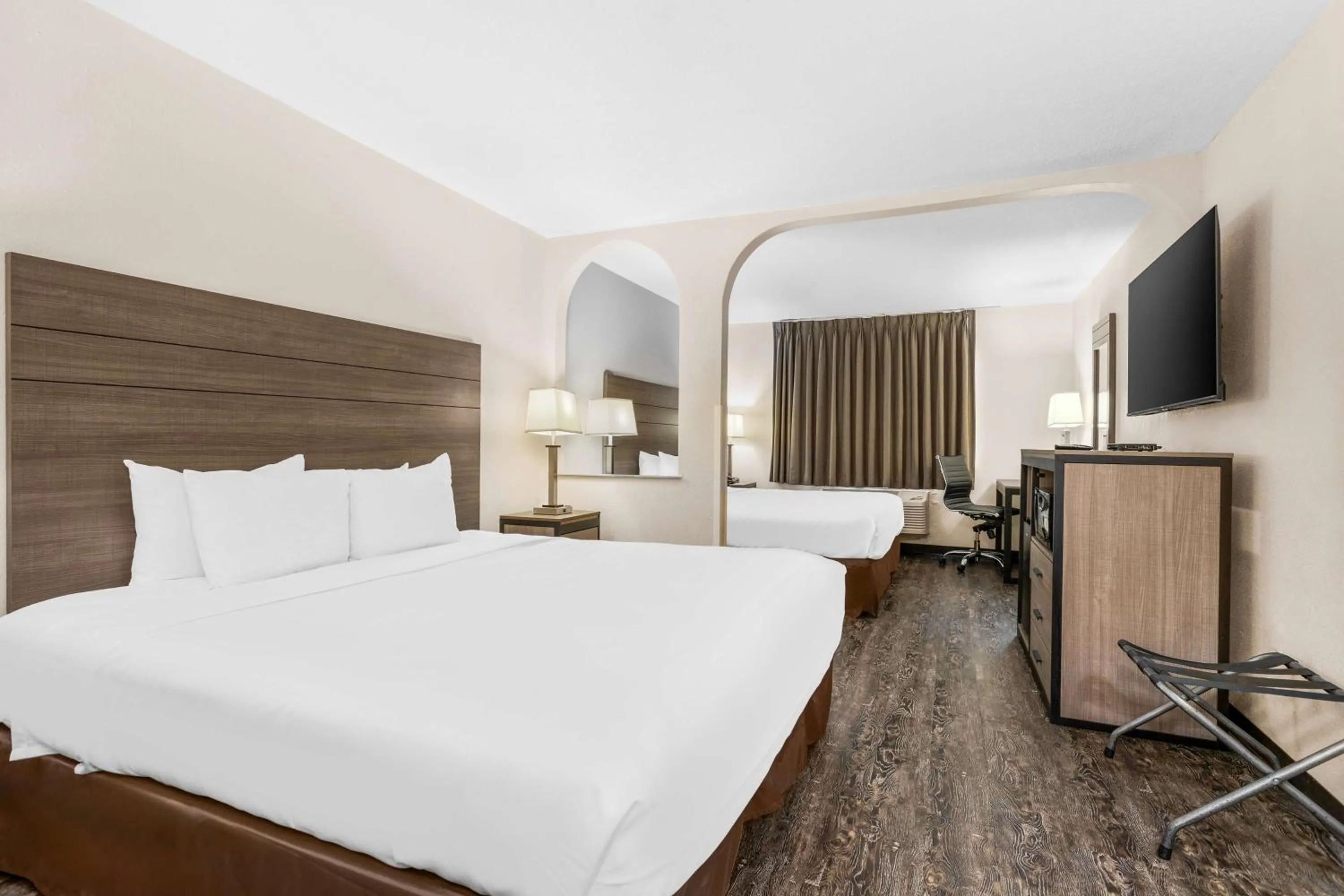 Bedroom, Bed in SureStay Hotel by Best Western Albuquerque Midtown