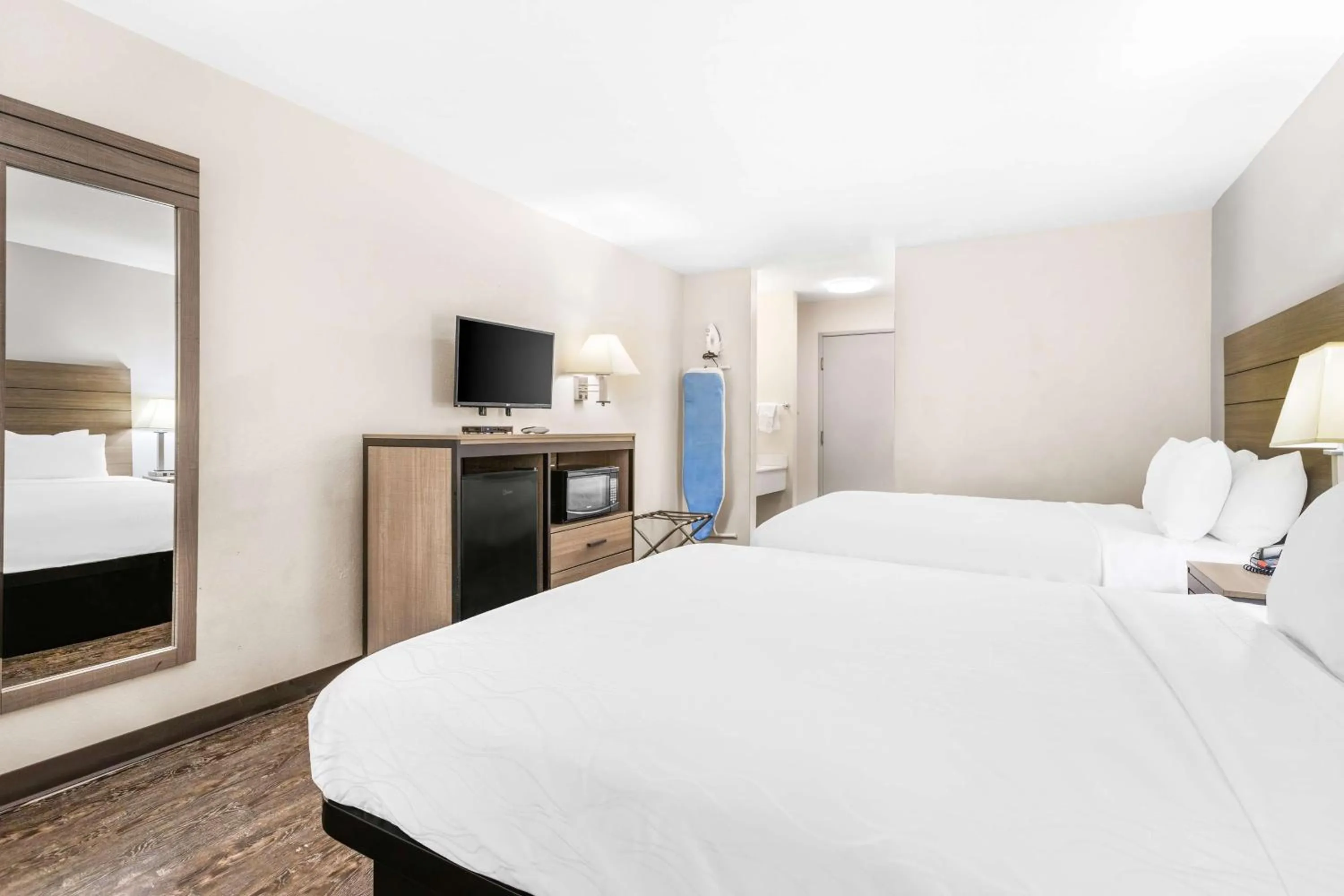 Bedroom, Bed in SureStay Hotel by Best Western Albuquerque Midtown