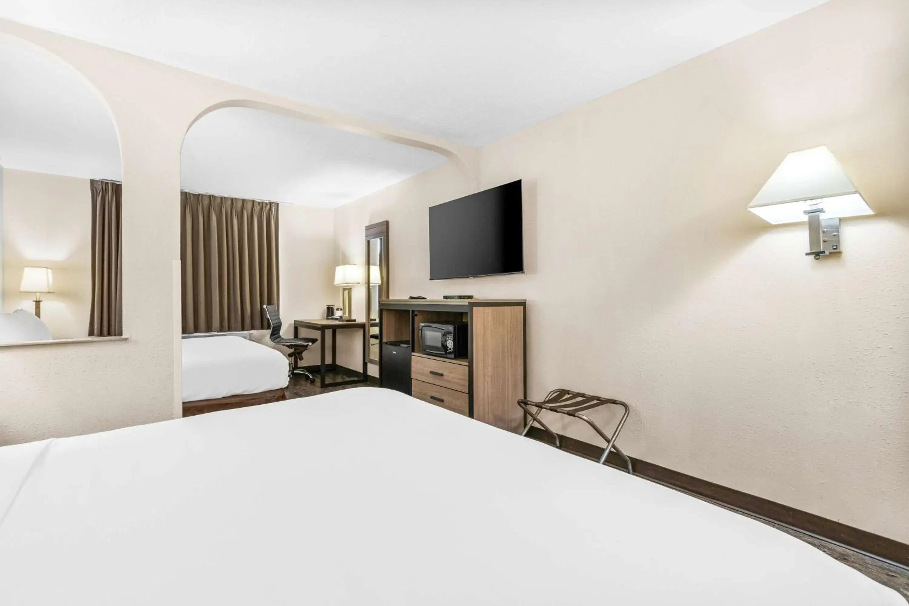 Bedroom, Bed in SureStay Hotel by Best Western Albuquerque Midtown Bedroom, Bed in SureStay Hotel by Best Western Albuquerque Midtown