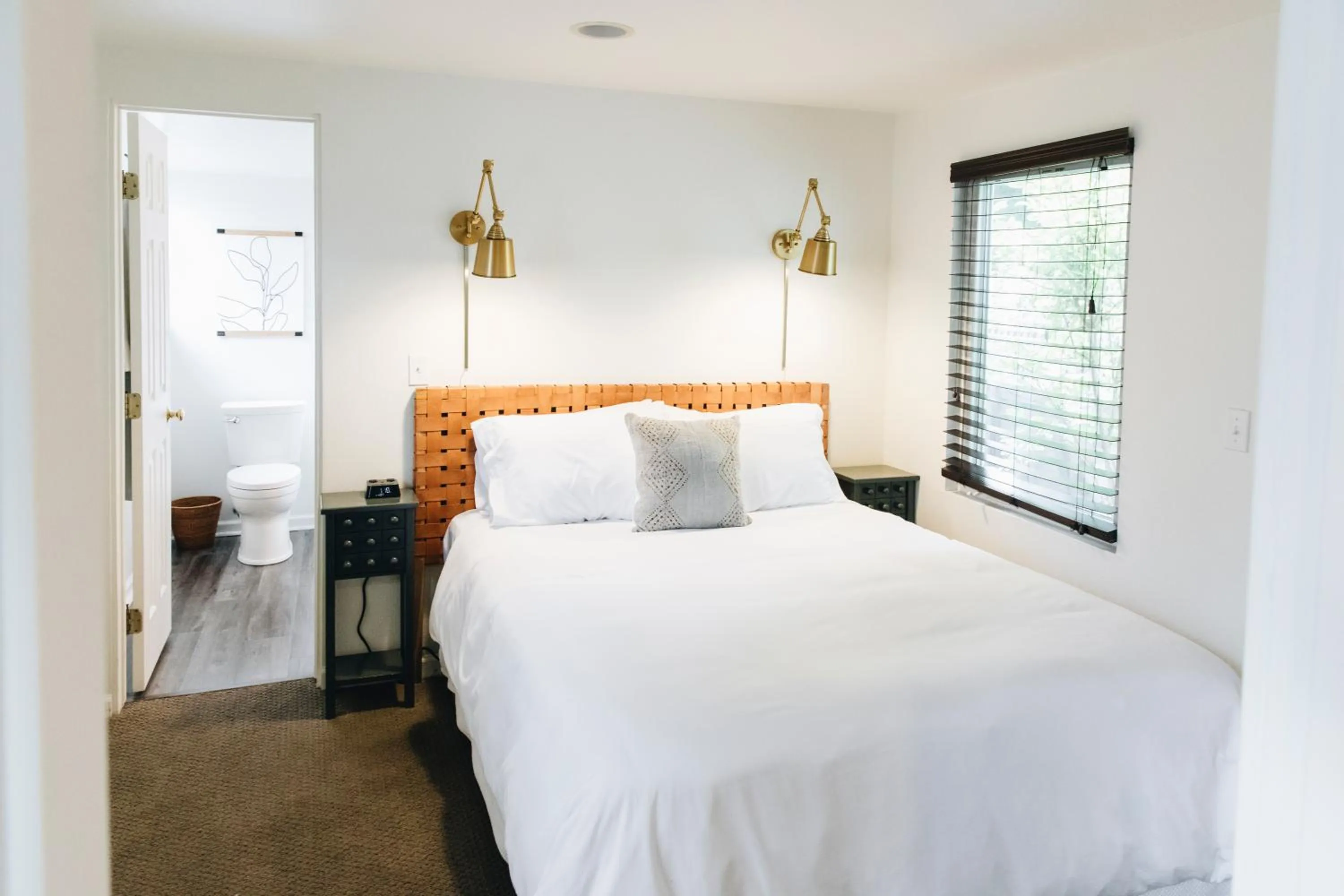 Bed in Sonoma's Best Guest Cottages