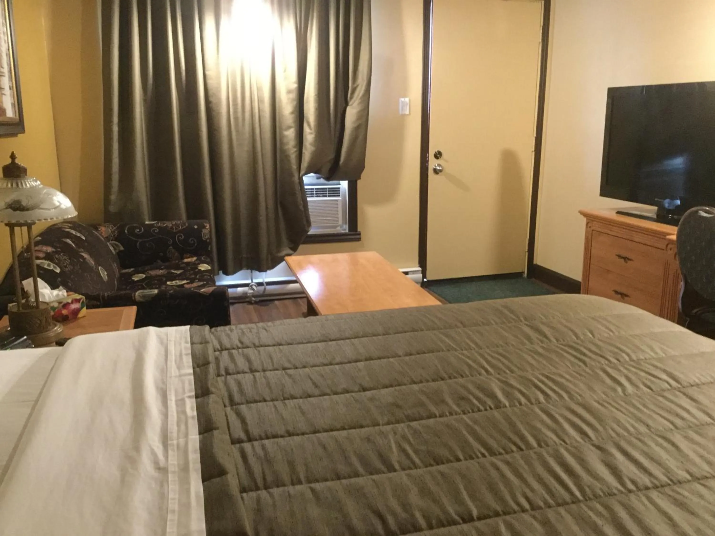 Bed in Hotel Motel Hospitalité