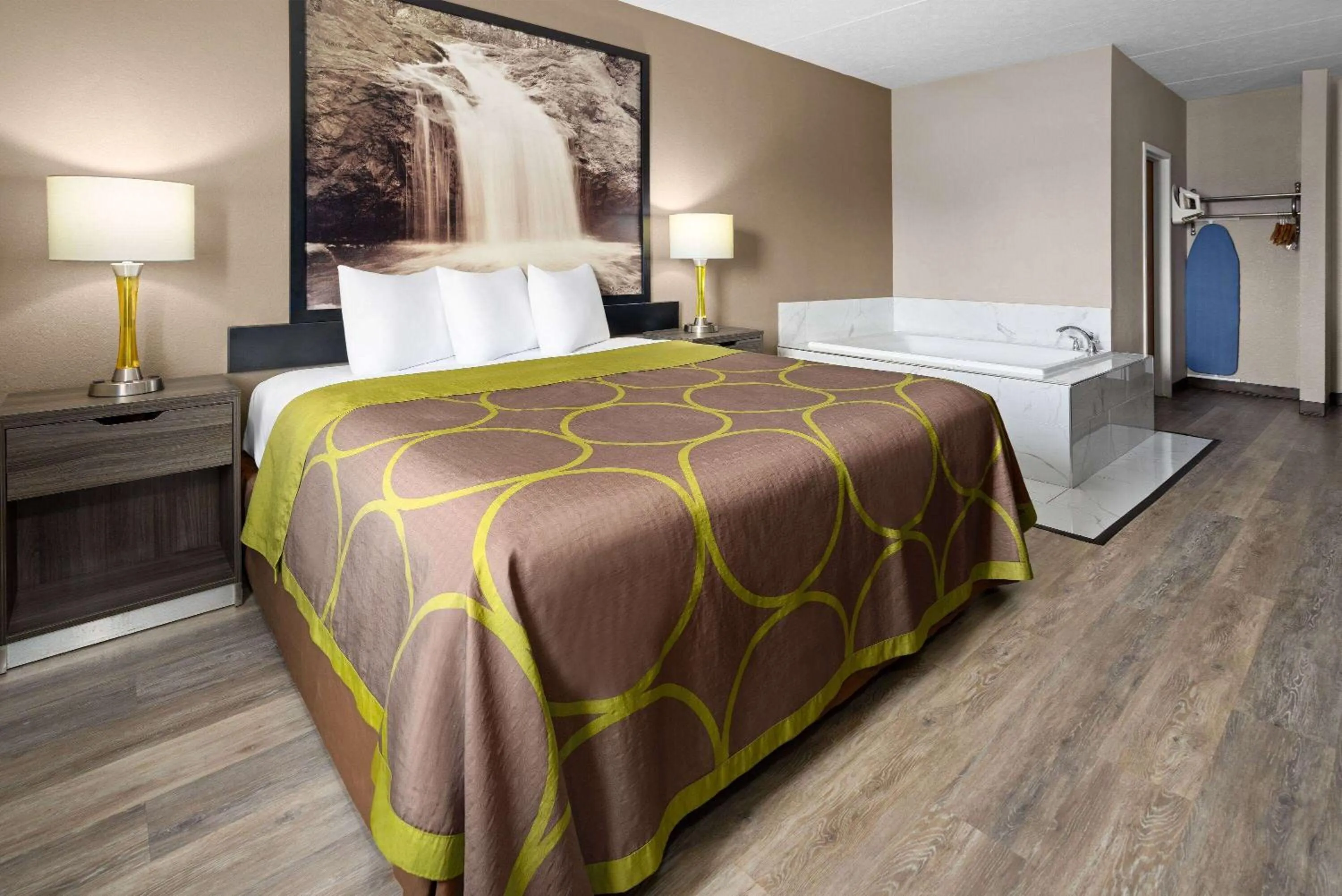 Bath, Bed in Super 8 by Wyndham Henrietta/Rochester Area