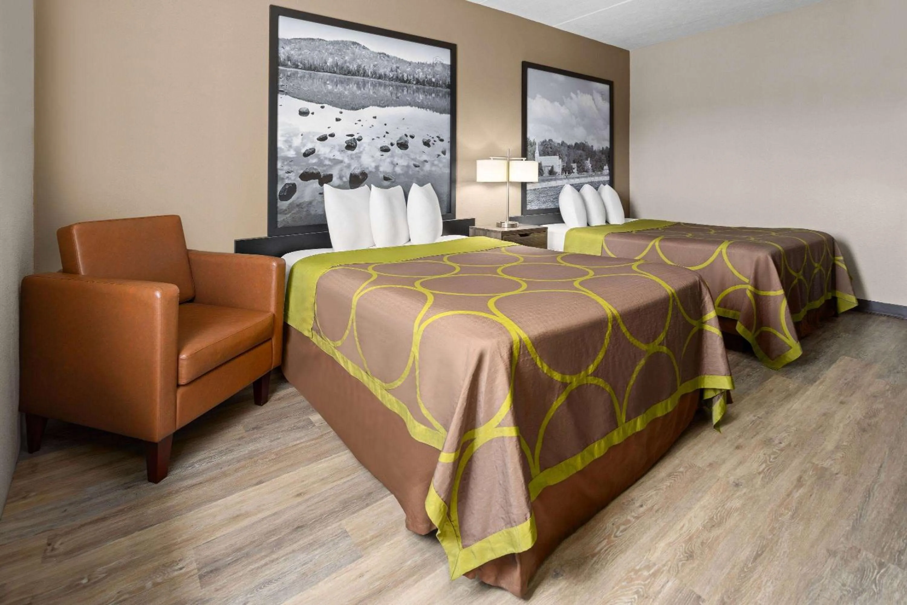 Photo of the whole room, Bed in Super 8 by Wyndham Henrietta/Rochester Area