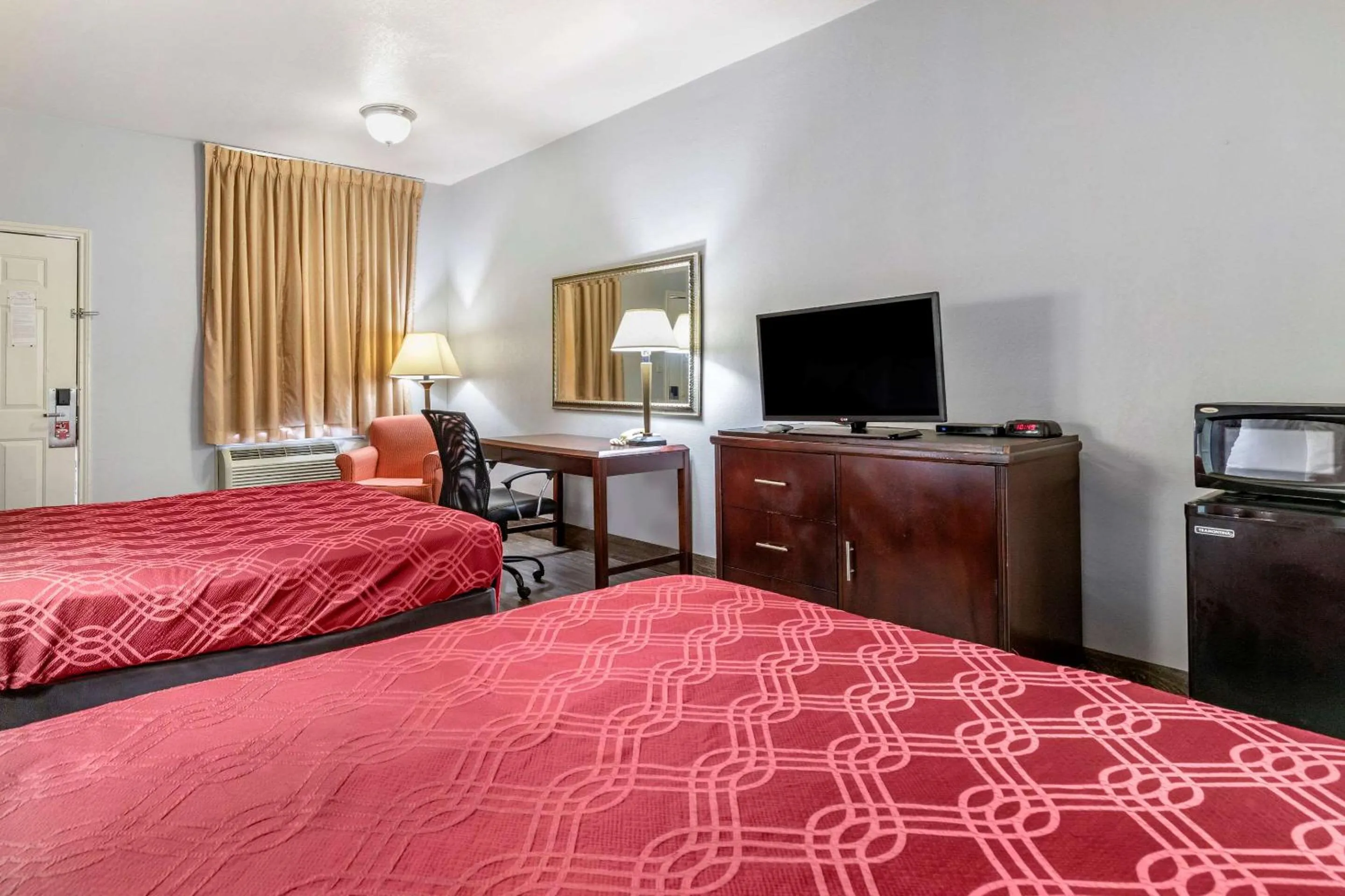 Photo of the whole room, TV/Entertainment Center in Econolodge Junction