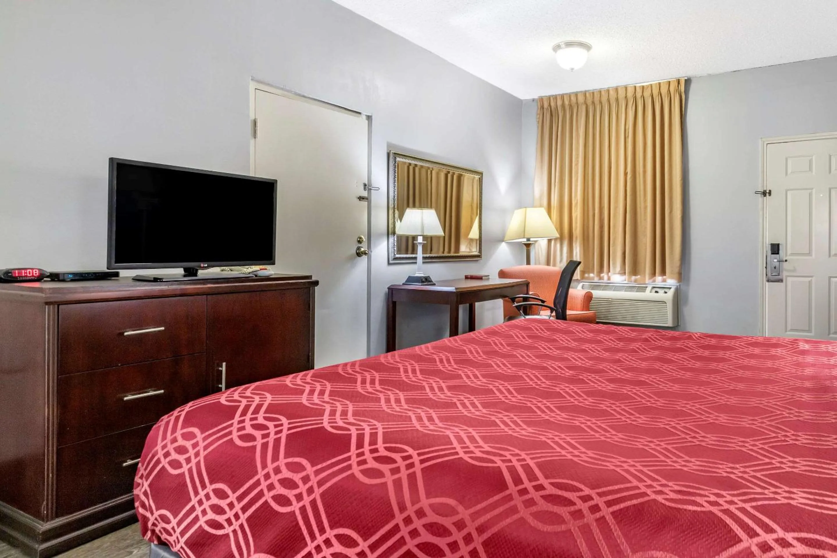 Photo of the whole room, TV/Entertainment Center in Econolodge Junction