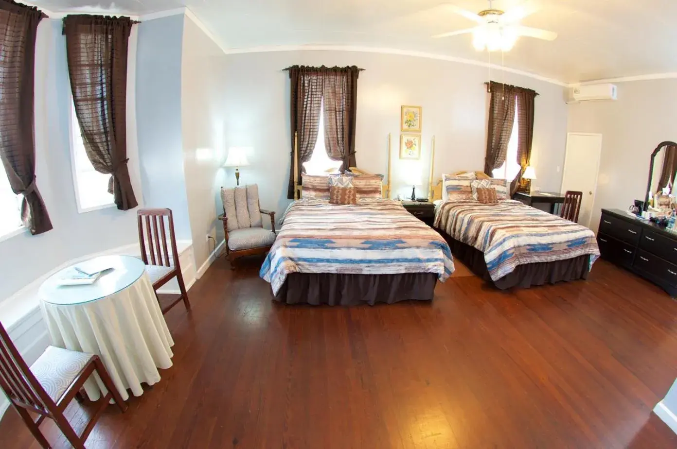 Deluxe Queen Room in The Great House Inn Deluxe Queen Room in The Great House Inn