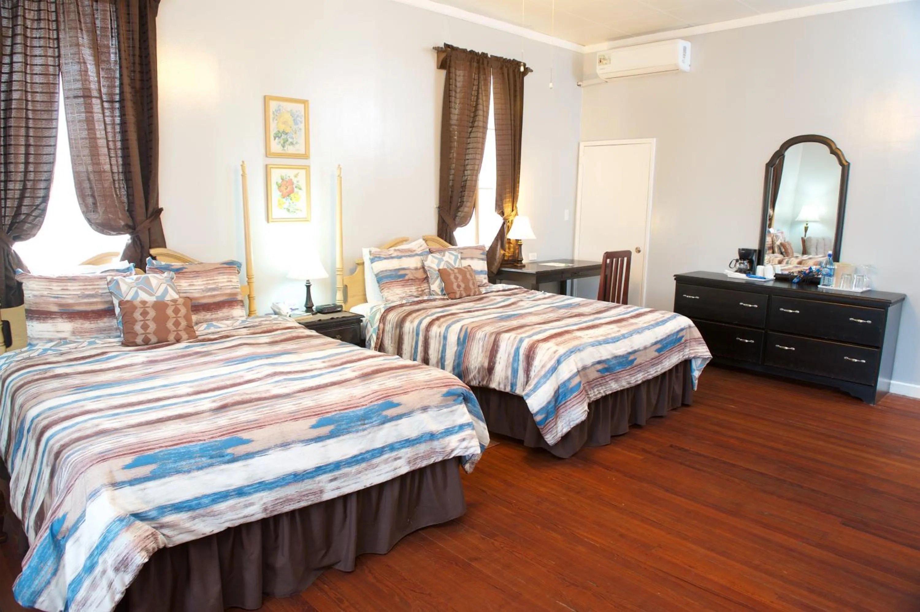 Photo of the whole room, Bed in The Great House Inn