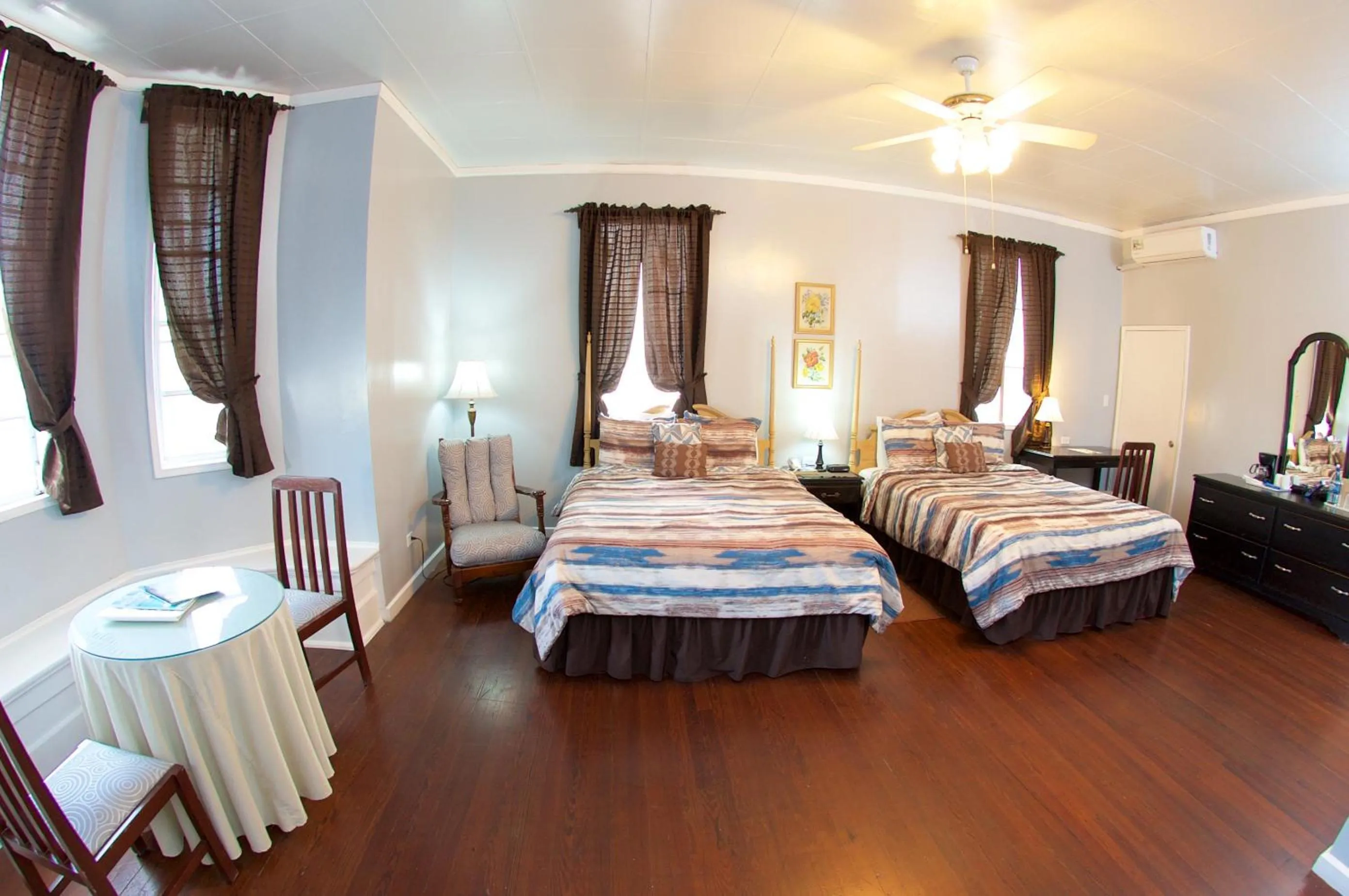 Photo of the whole room, Bed in The Great House Inn