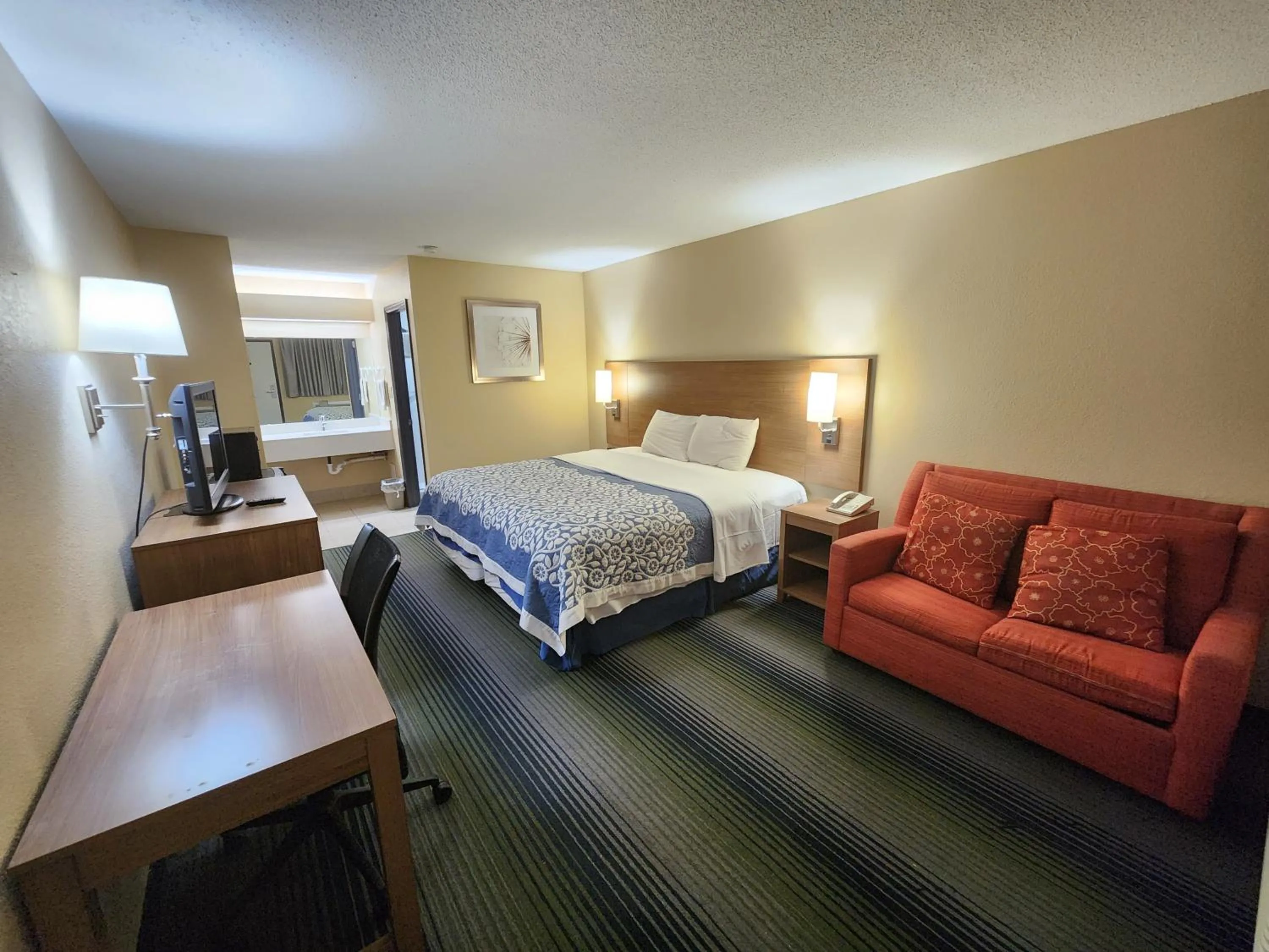 Bed in Budget Host Inn