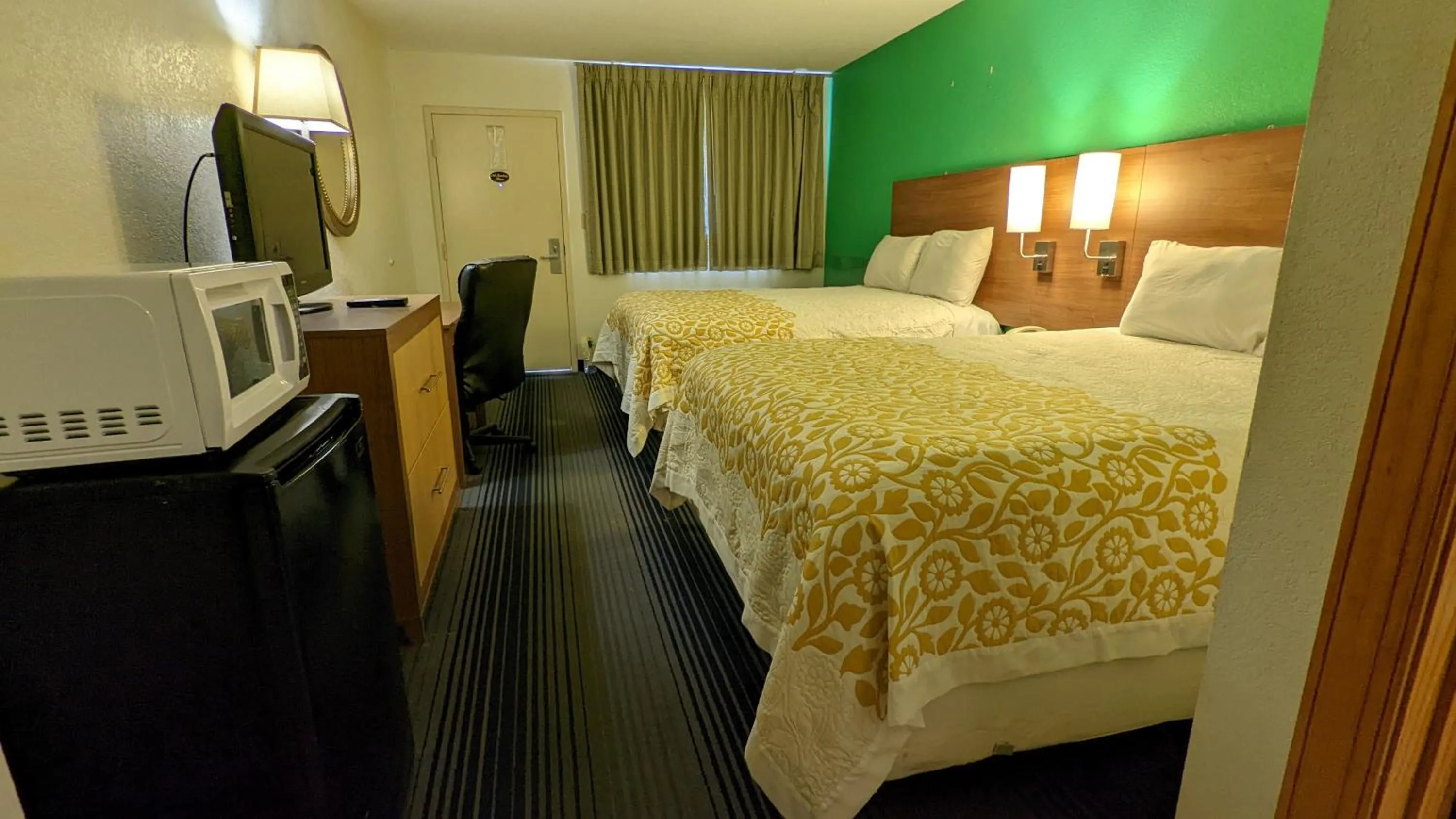 Bedroom, Bed in Budget Host Inn