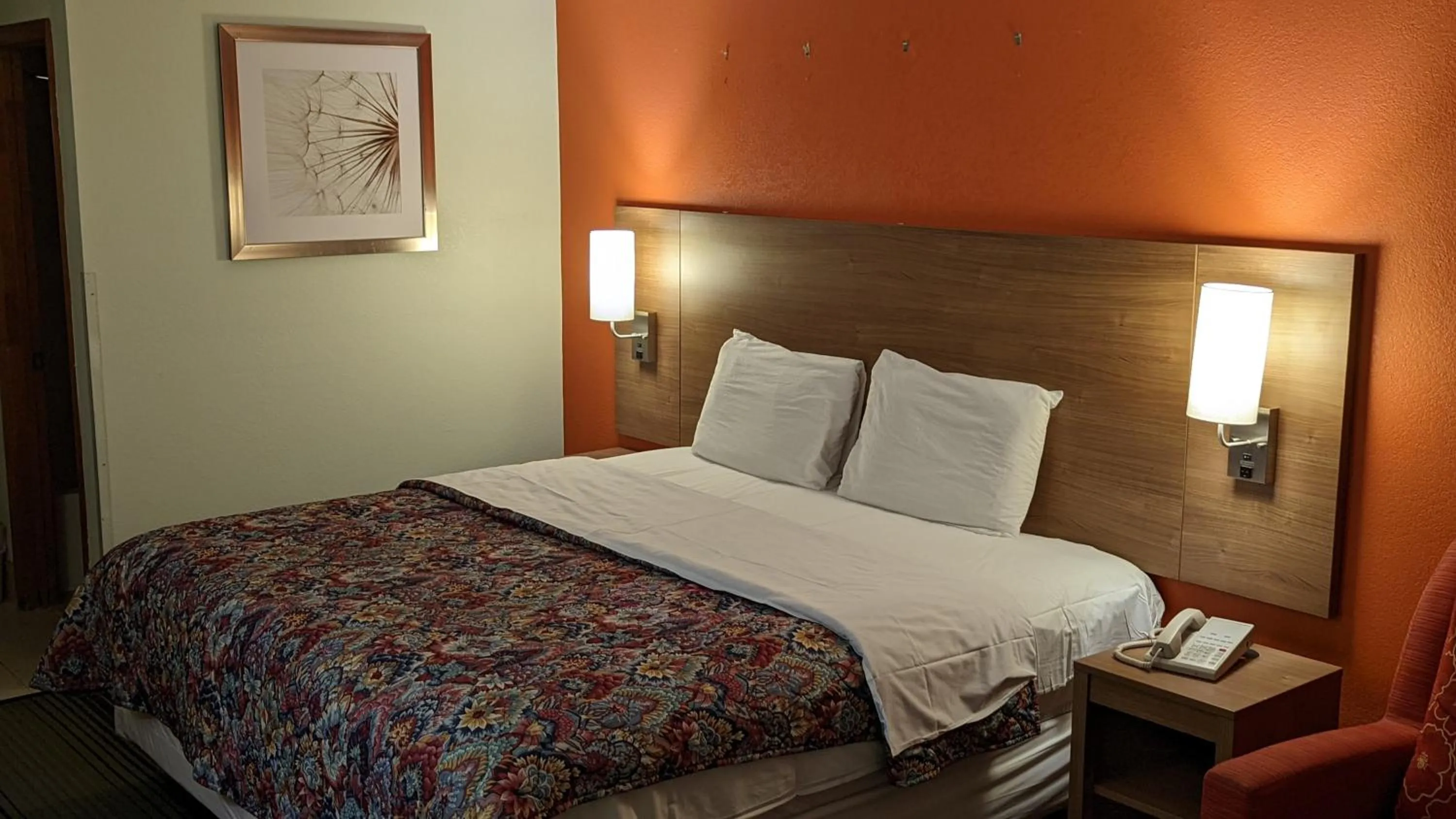 Bed in Budget Host Inn