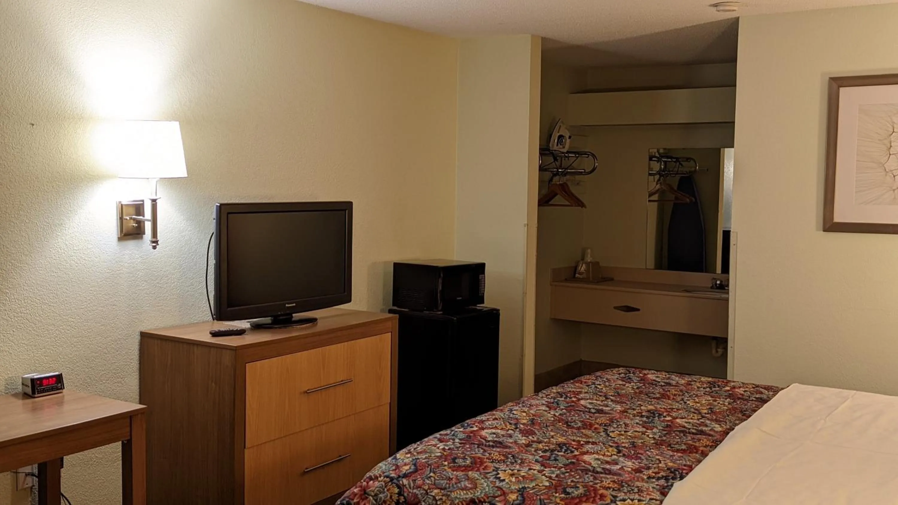 Evening entertainment, Bed in Budget Host Inn