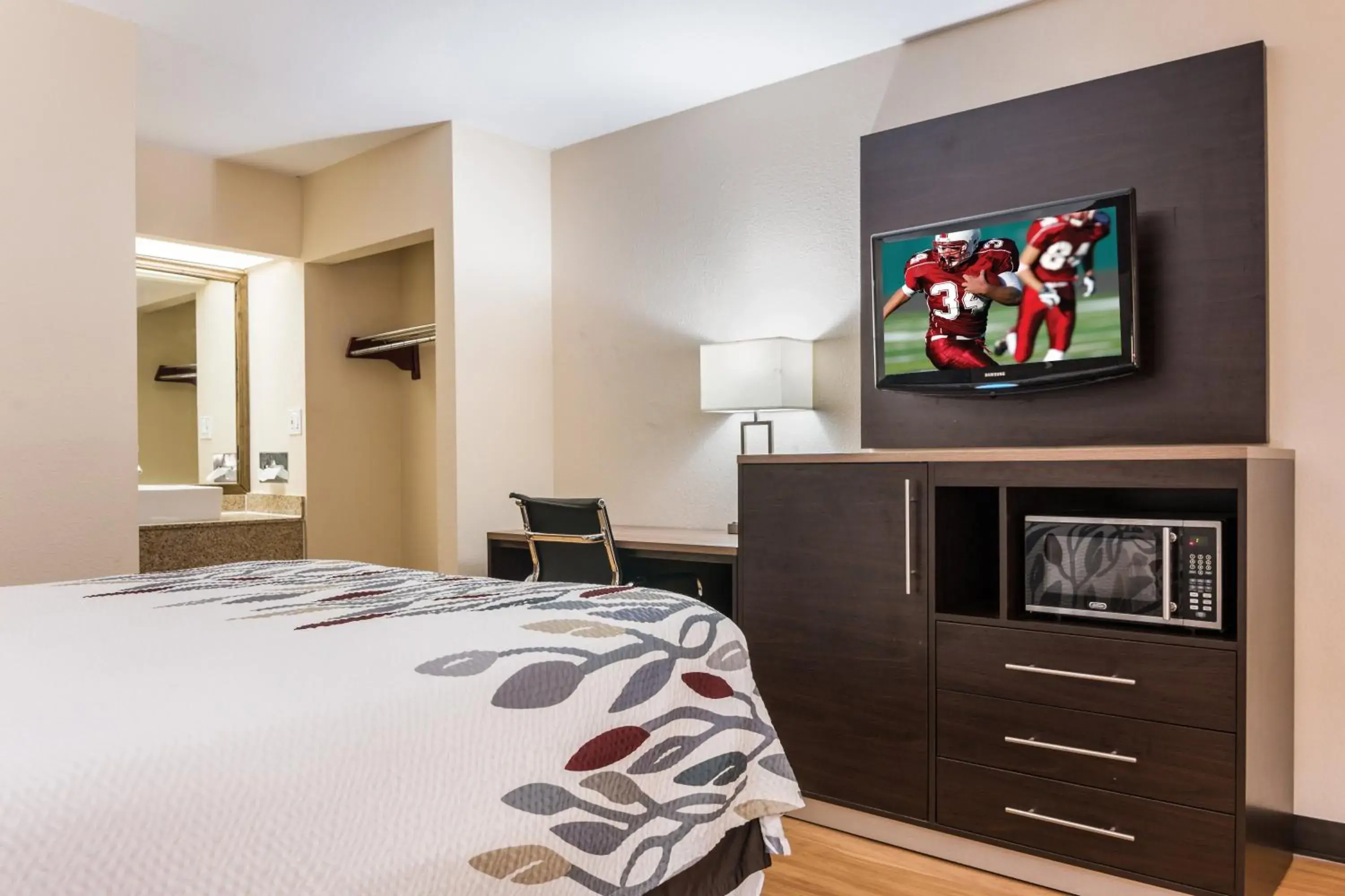 Deluxe Room with One Queen Bed Smoking in Red Roof Inn Texarkana Deluxe Room with One Queen Bed Smoking in Red Roof Inn Texarkana