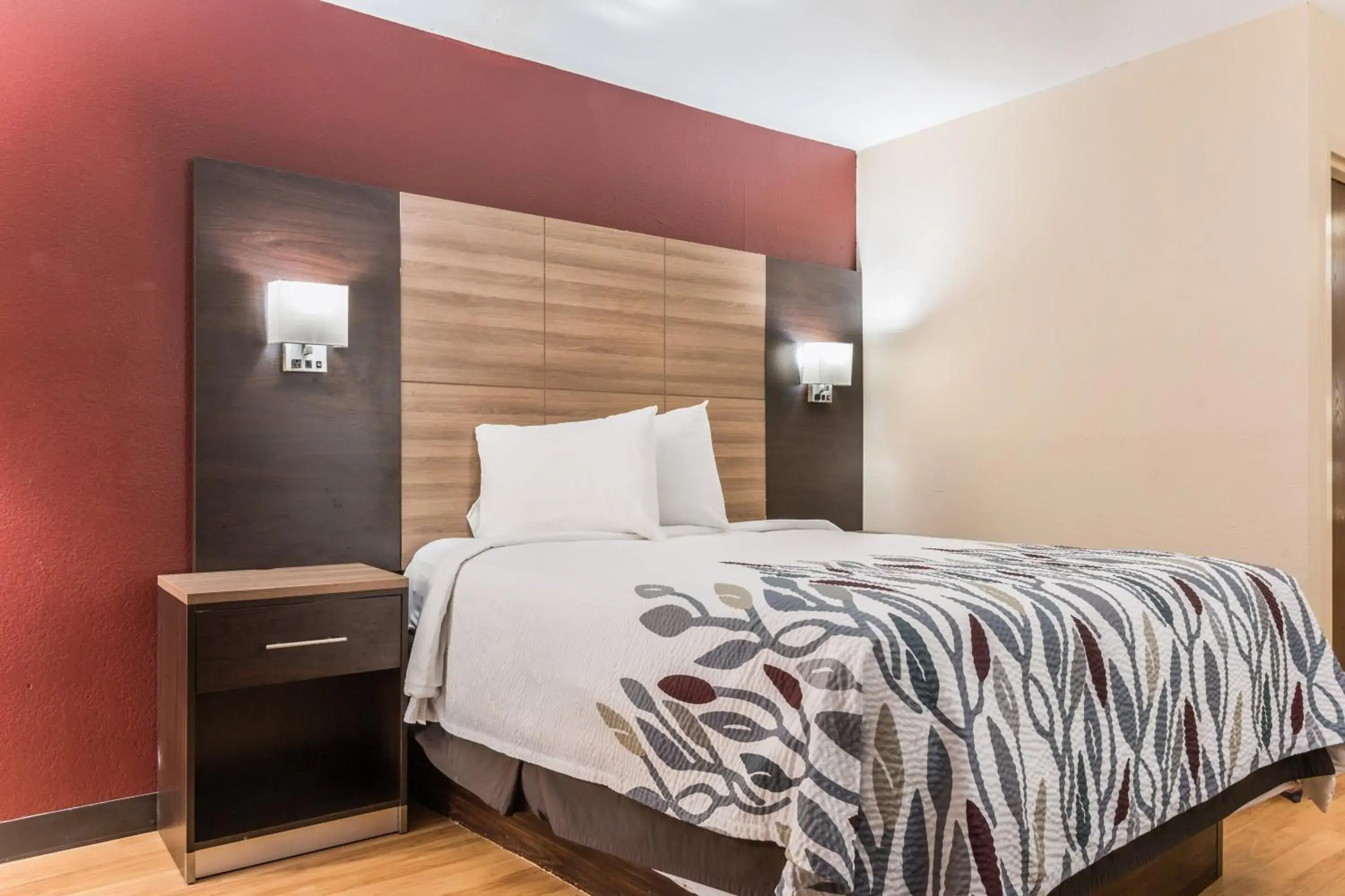 Deluxe Room with One Queen Bed Non-Smoking - single occupancy in Red Roof Inn Texarkana Deluxe Room with One Queen Bed Non-Smoking - single occupancy in Red Roof Inn Texarkana