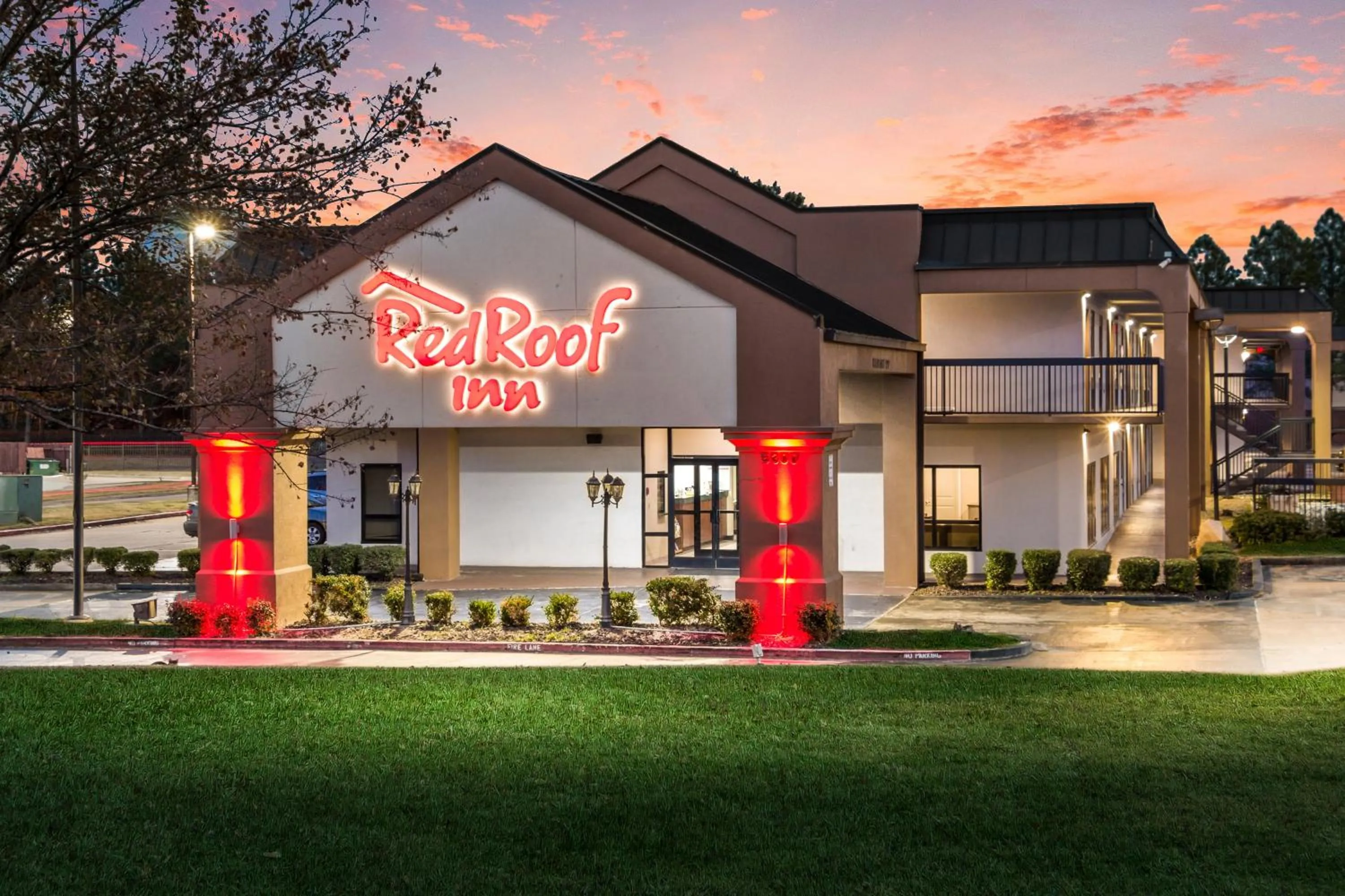 Property building in Red Roof Inn Texarkana