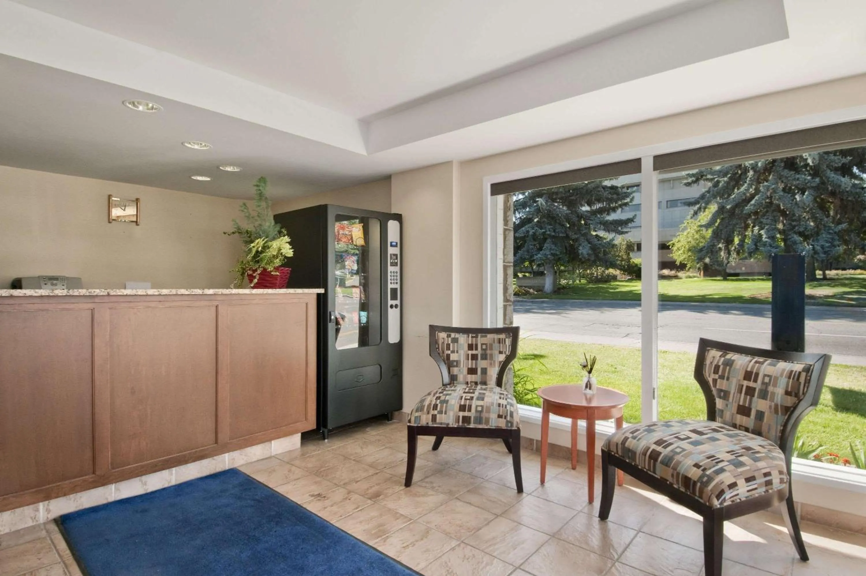 Lobby or reception in Travelodge by Wyndham Kamloops