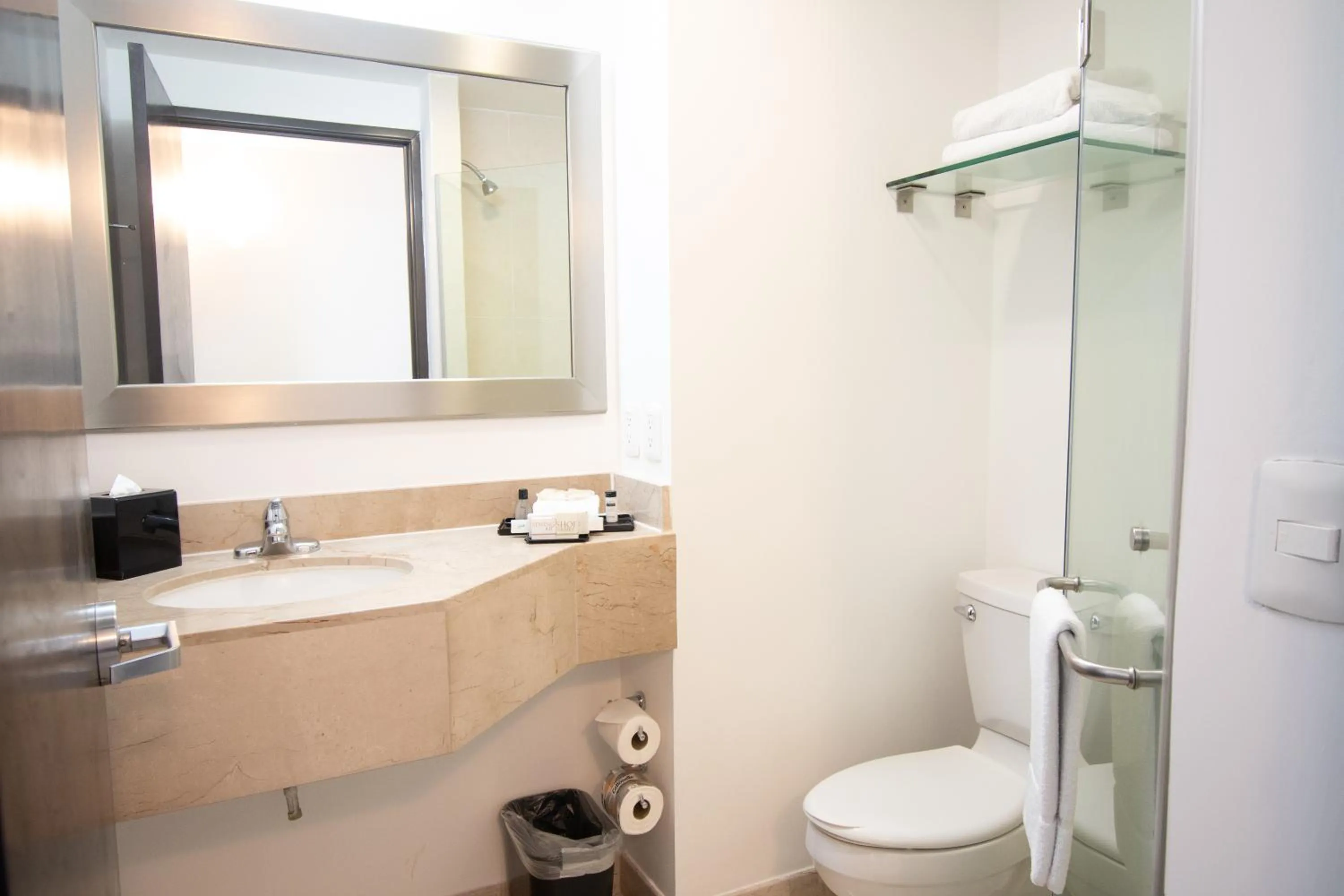 Shower in La Quinta by Wyndham Puebla Palmas Angelopolis