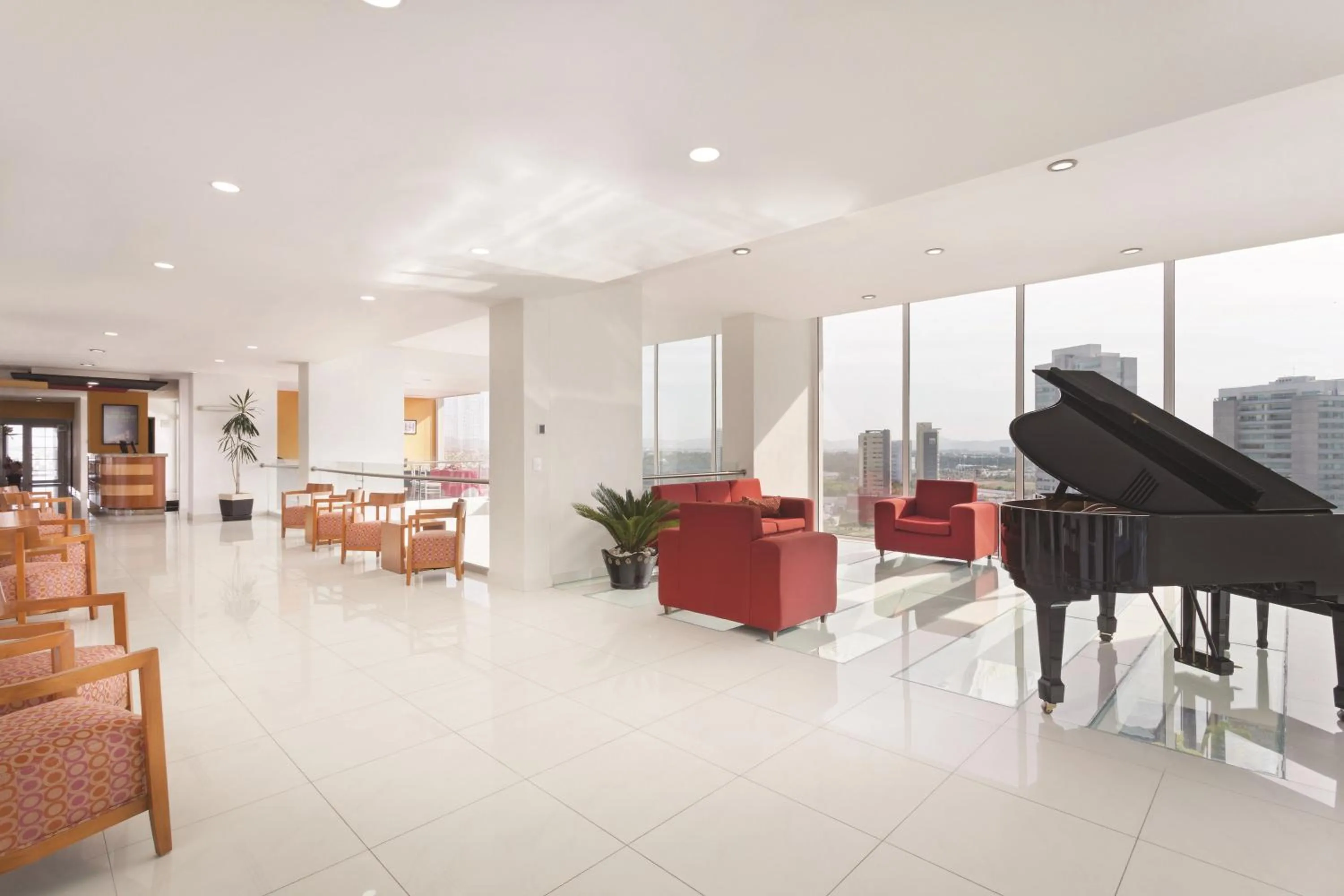 Lobby or reception in La Quinta by Wyndham Puebla Palmas Angelopolis