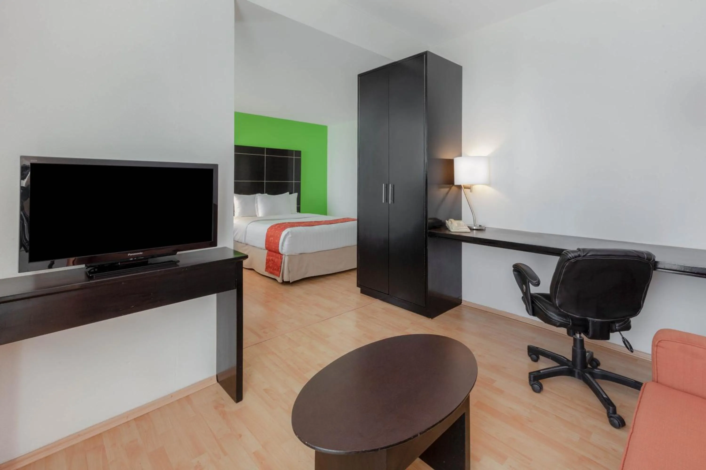 Living room, Bed in La Quinta by Wyndham Puebla Palmas Angelopolis