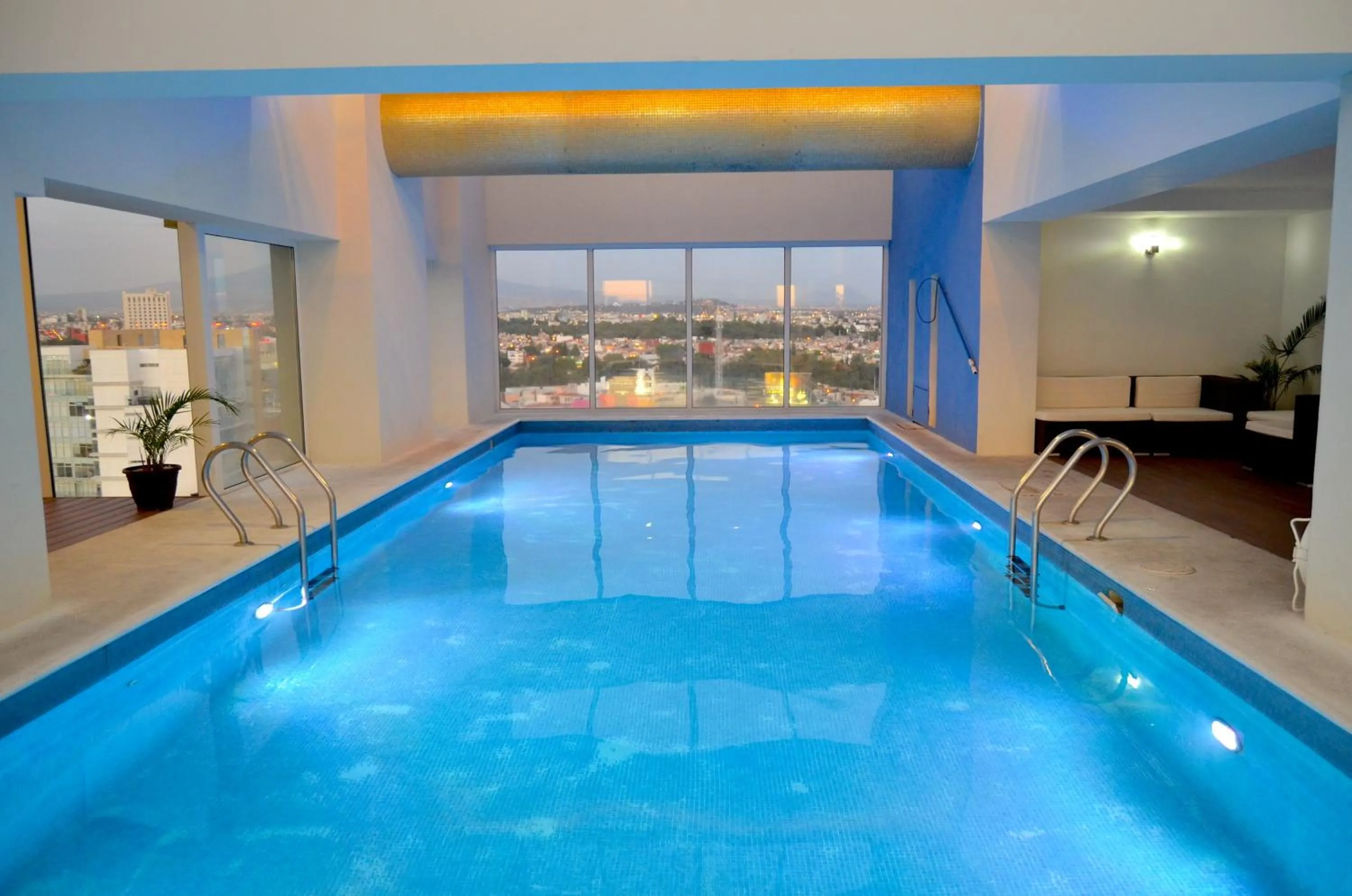 Swimming pool in La Quinta by Wyndham Puebla Palmas Angelopolis