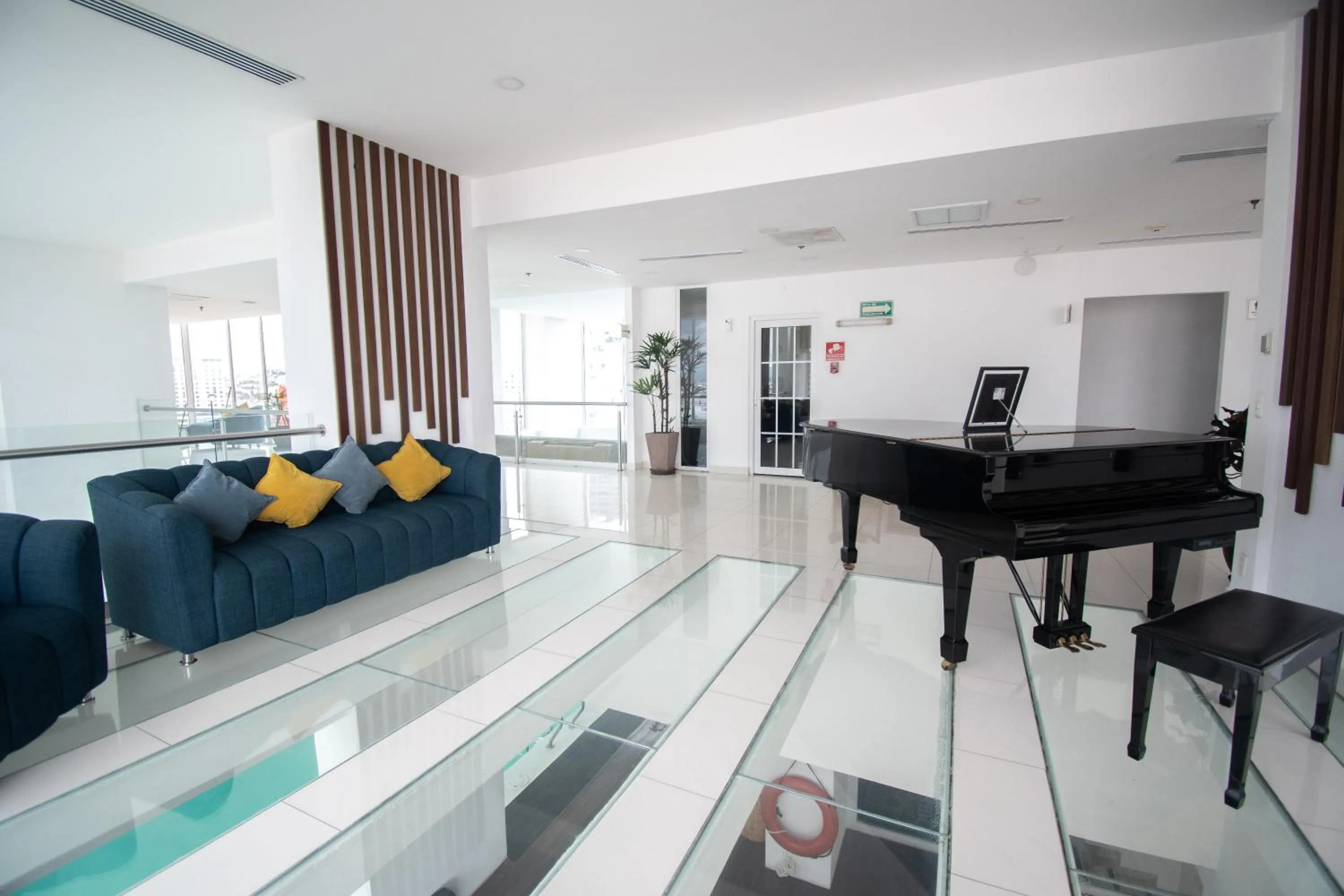 Living room in La Quinta by Wyndham Puebla Palmas Angelopolis