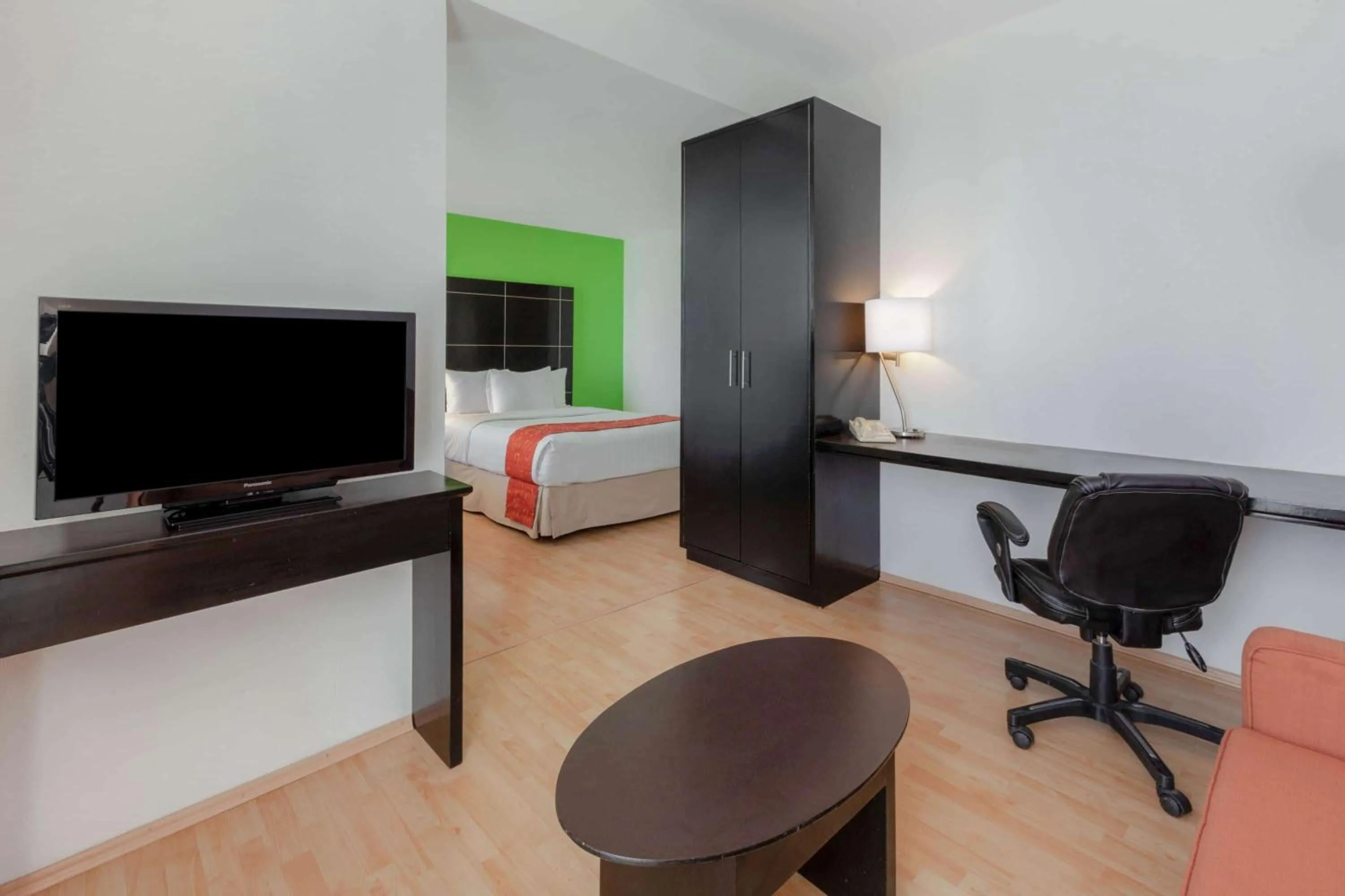 Photo of the whole room, Bed in La Quinta by Wyndham Puebla Palmas Angelopolis