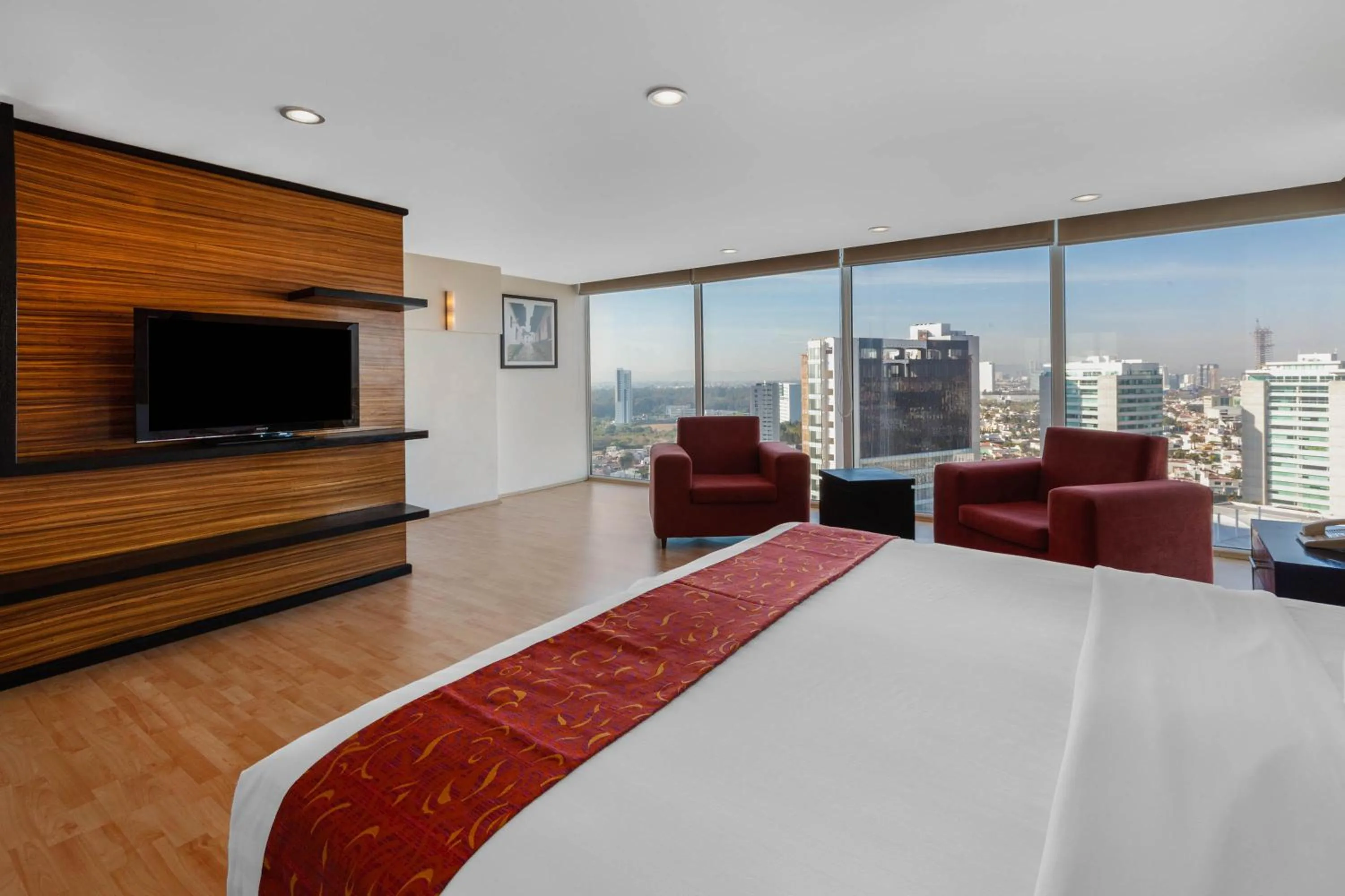 Photo of the whole room, Bed in La Quinta by Wyndham Puebla Palmas Angelopolis