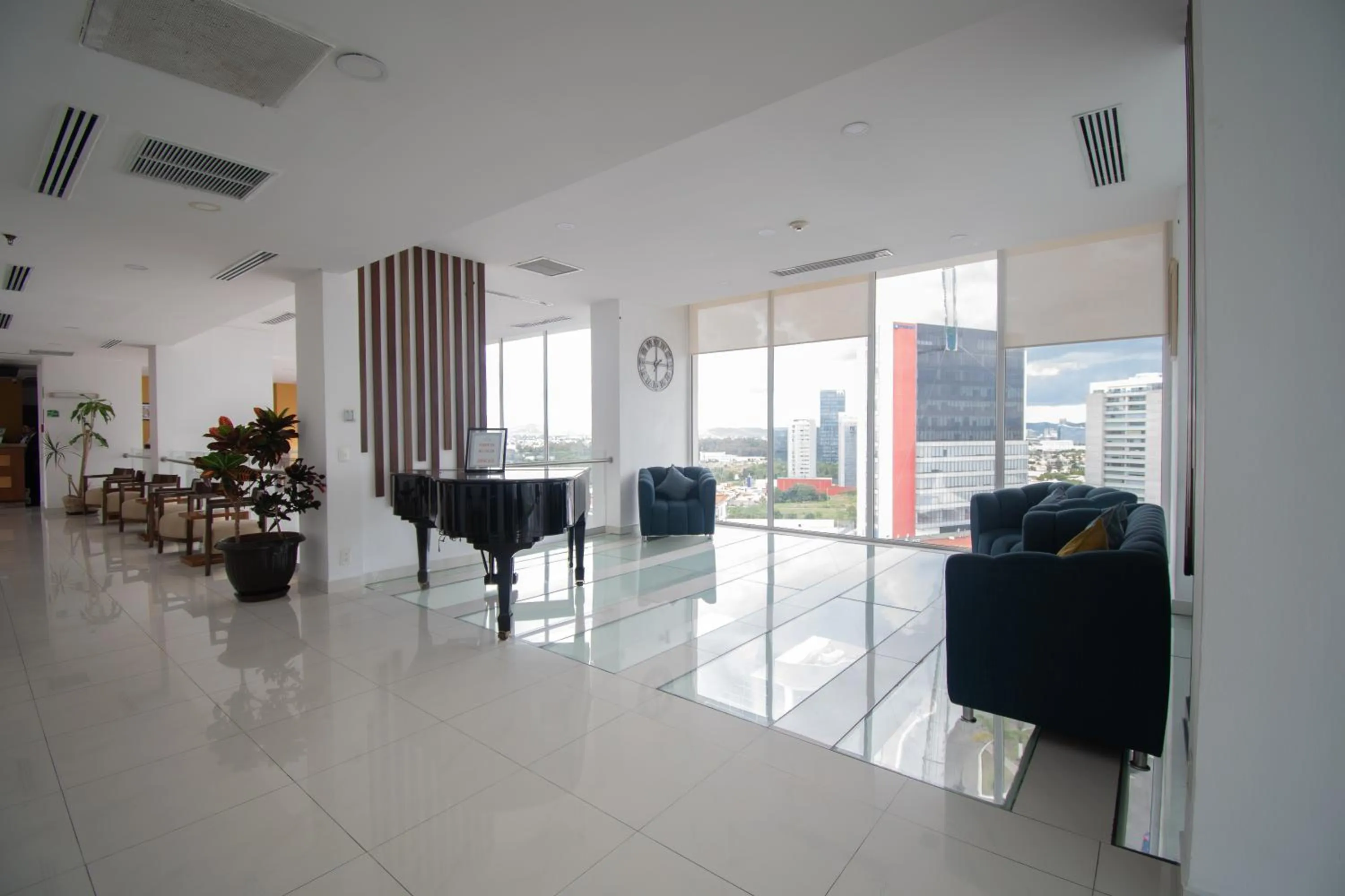 Seating area in La Quinta by Wyndham Puebla Palmas Angelopolis