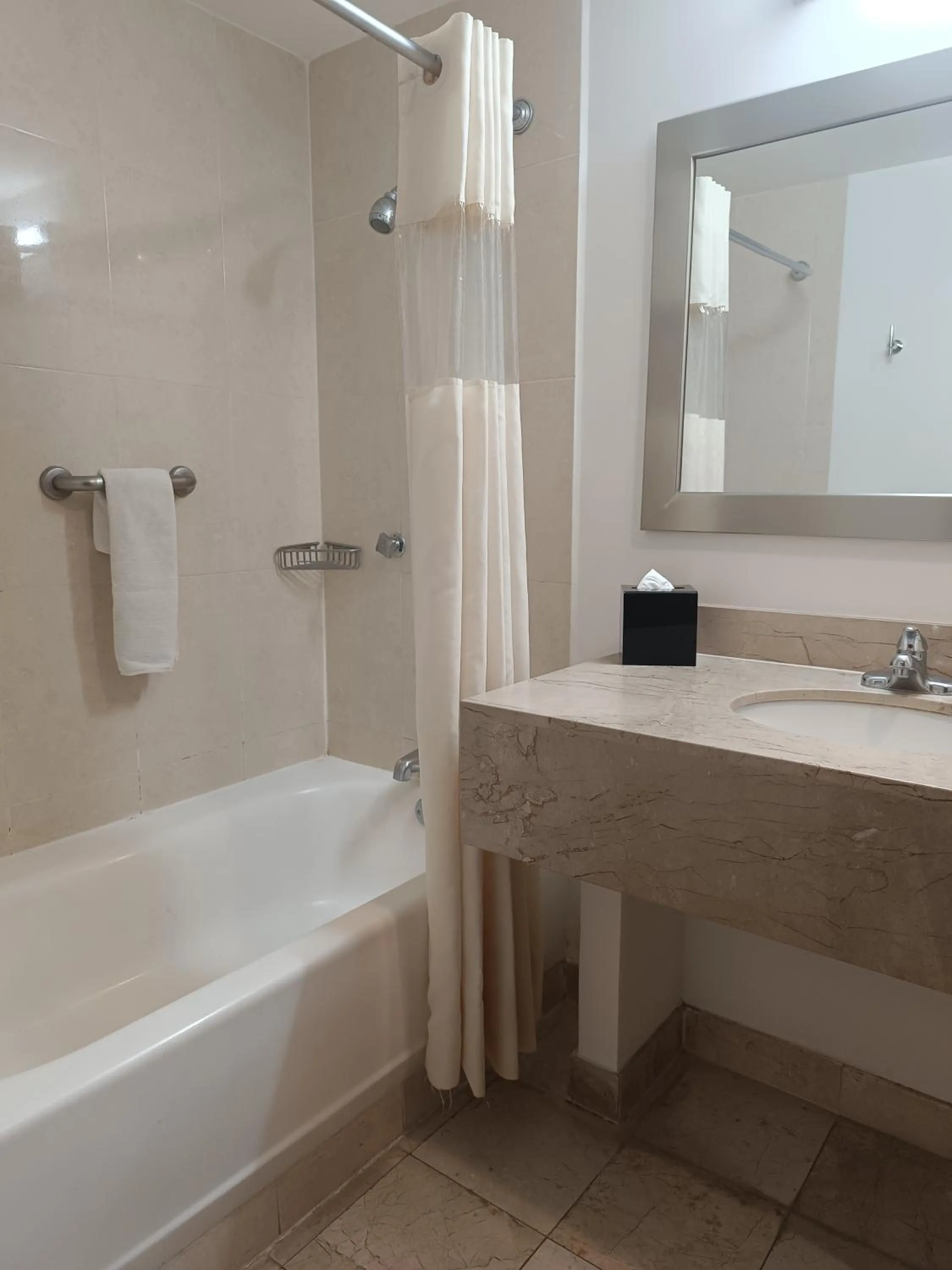 Bath in La Quinta by Wyndham Puebla Palmas Angelopolis