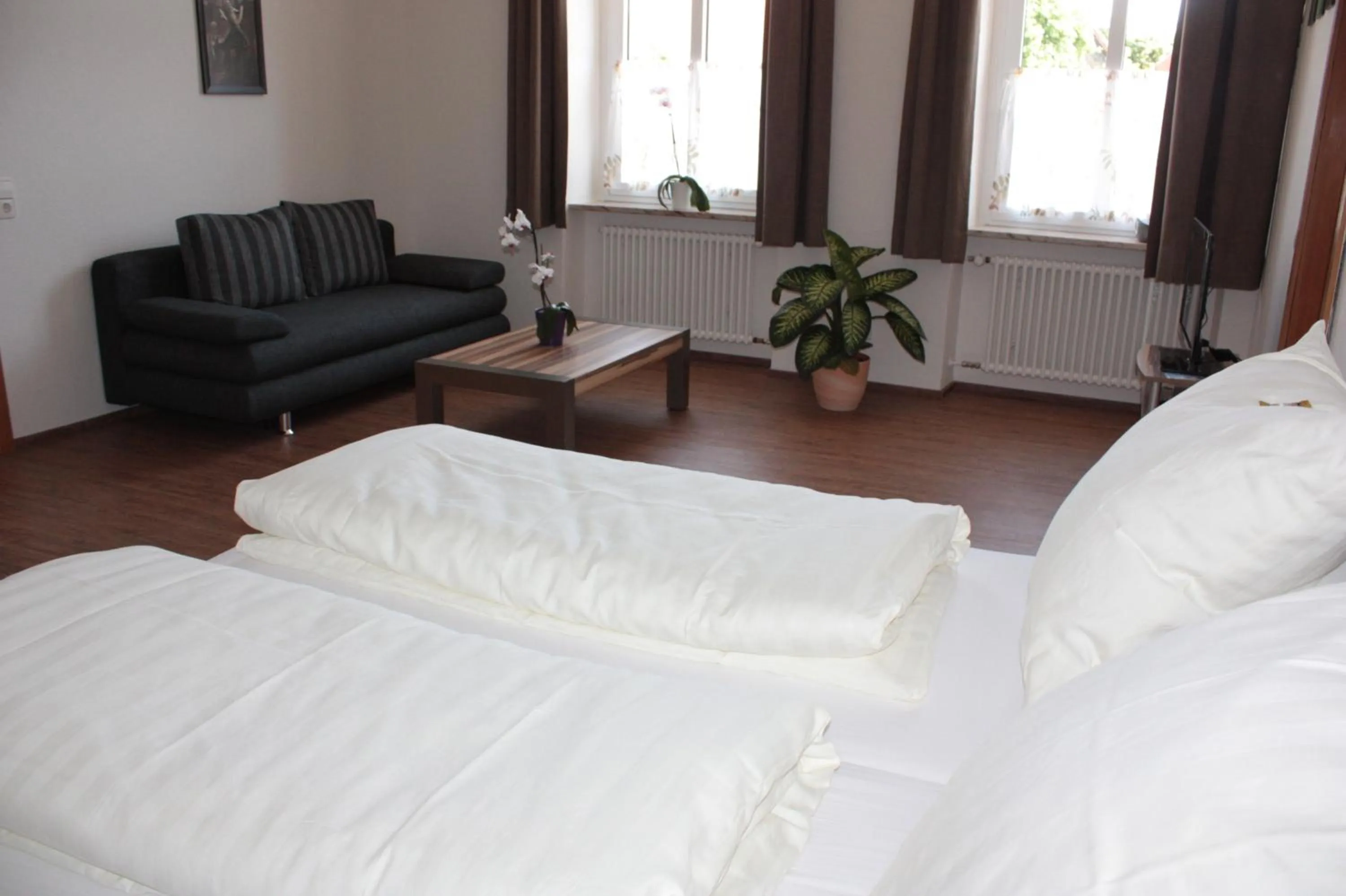 Photo of the whole room, Bed in Thai Tawan