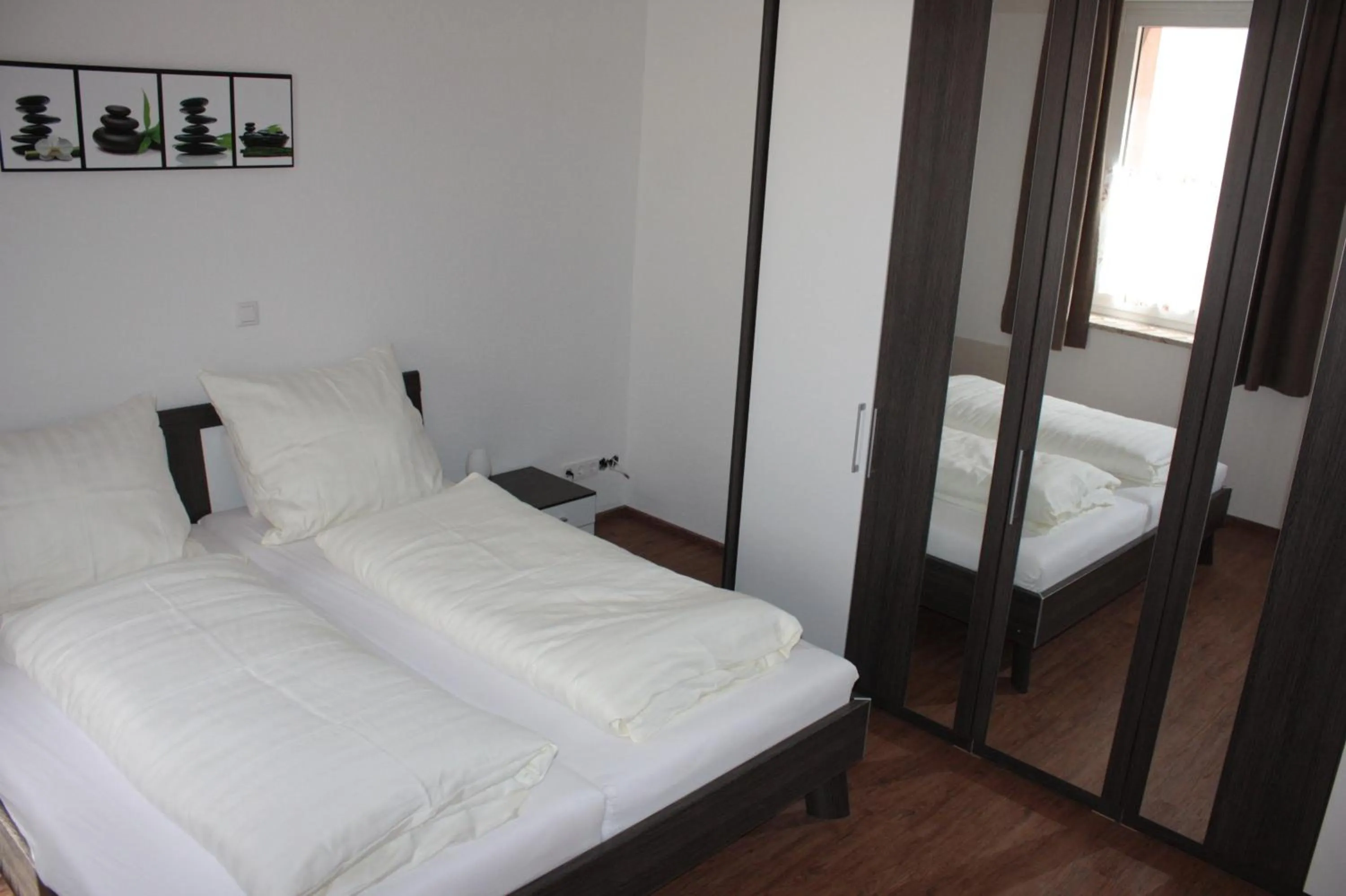 Photo of the whole room, Bed in Thai Tawan