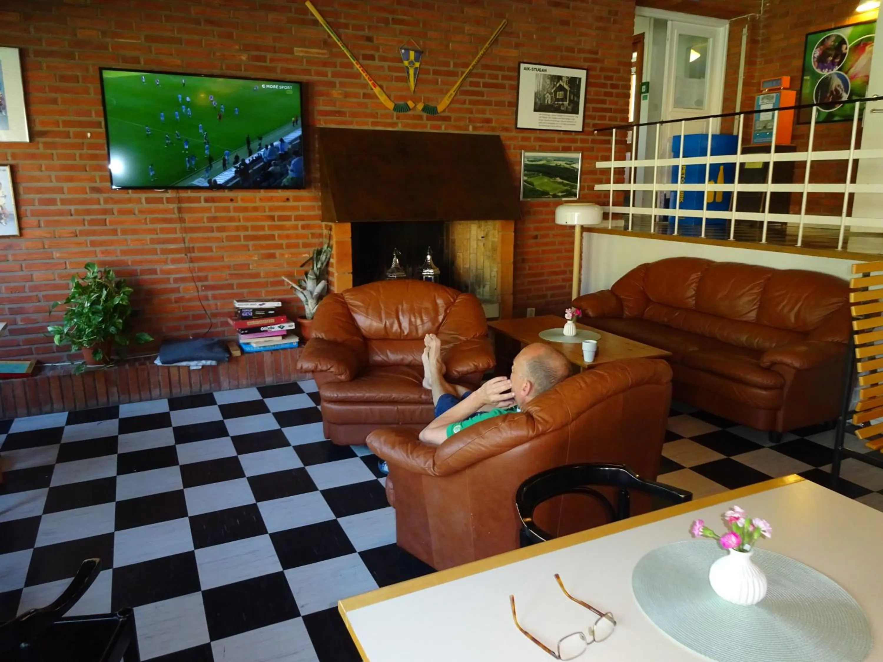 Communal lounge/ TV room in Ekbackens Vandrarhem