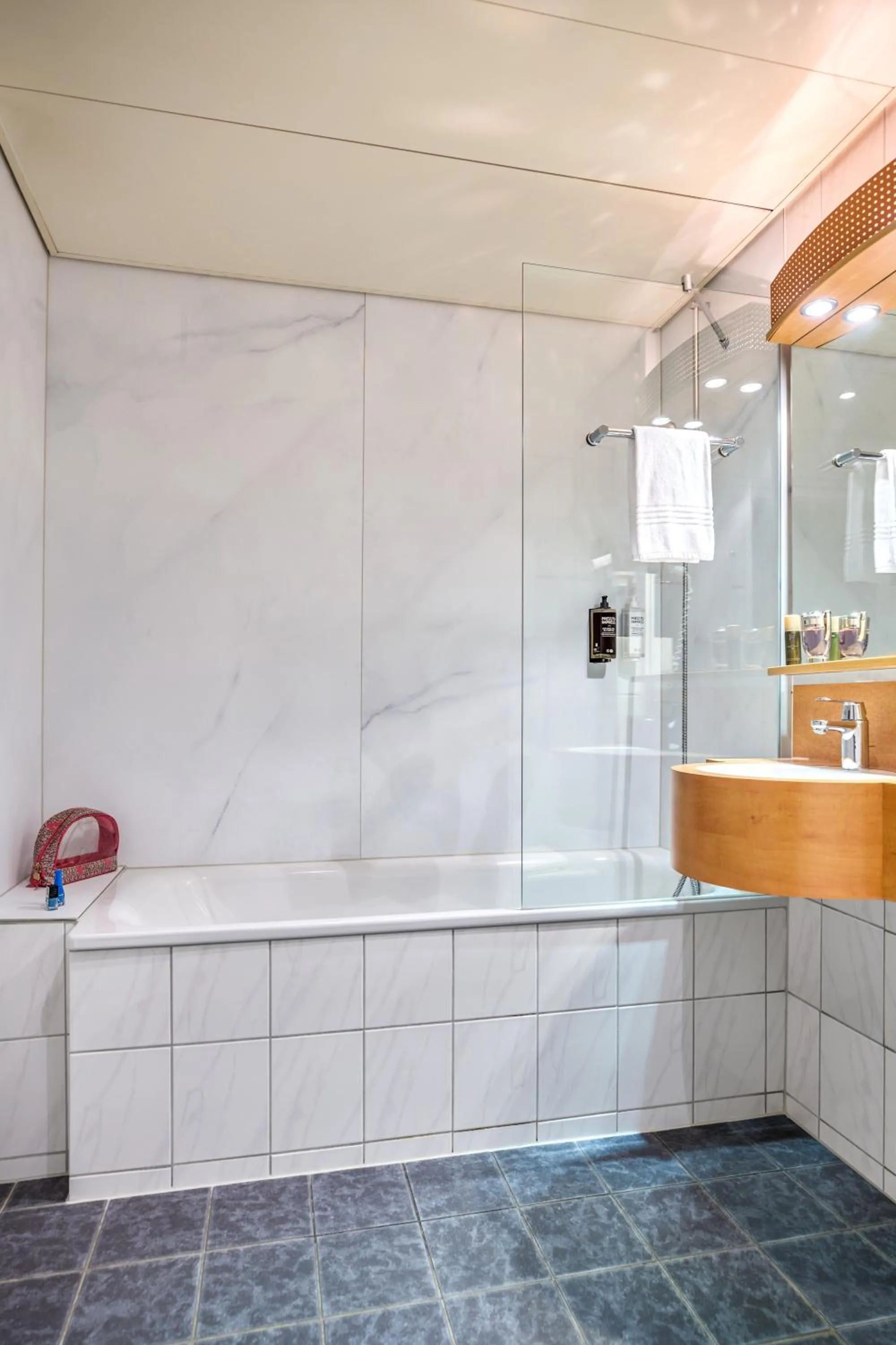 Bathroom in ibis Styles Luzern