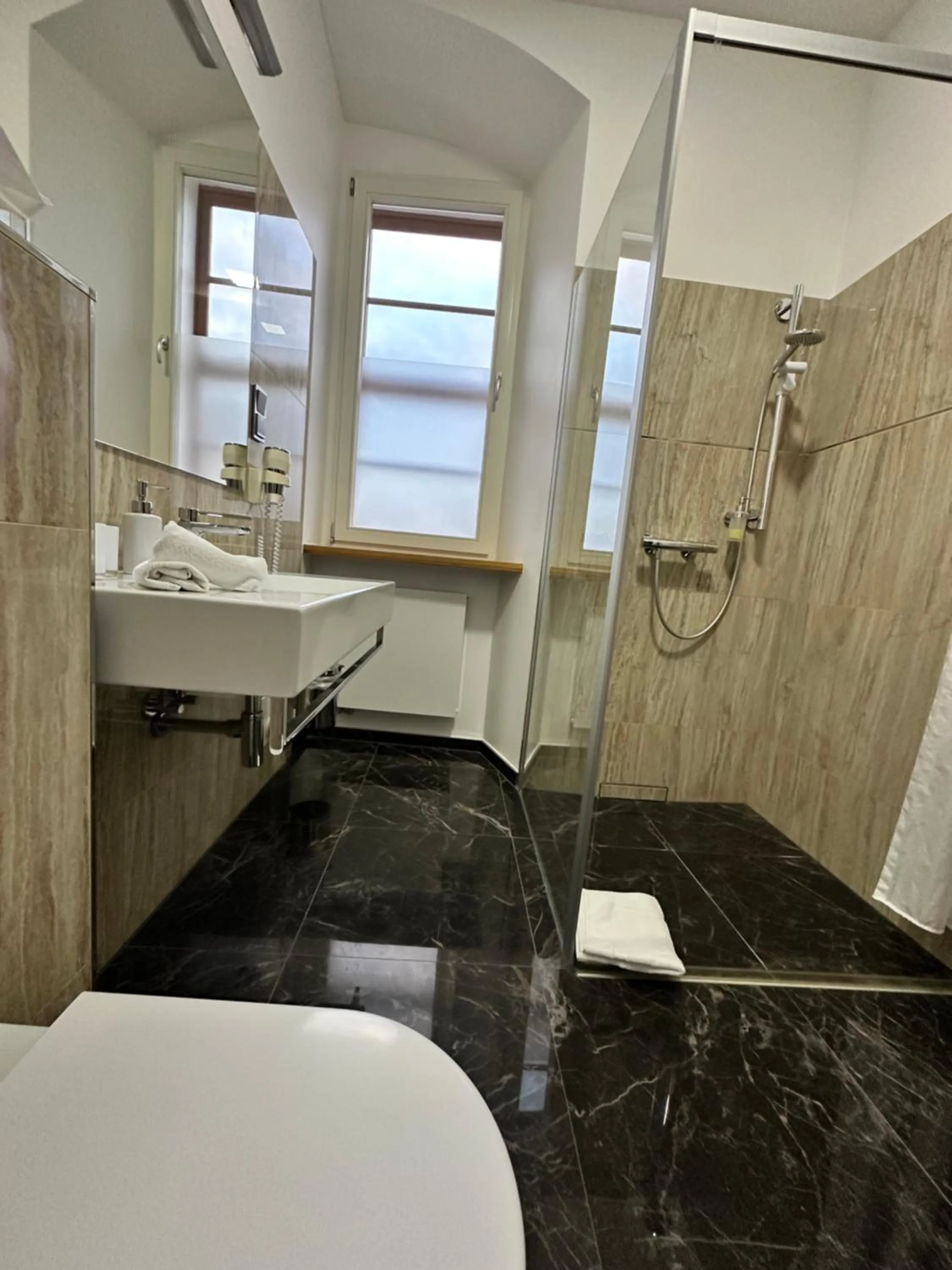 Bathroom in Hotel Am Markt