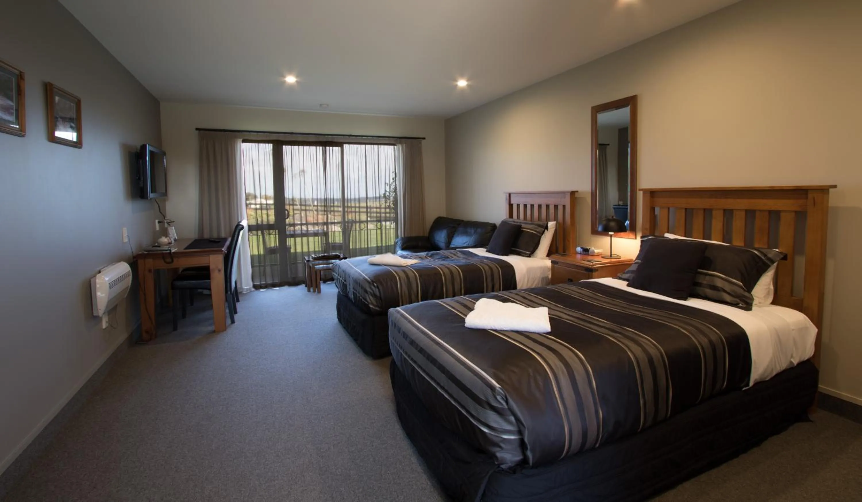 Seating area, Bed in Stations Inn